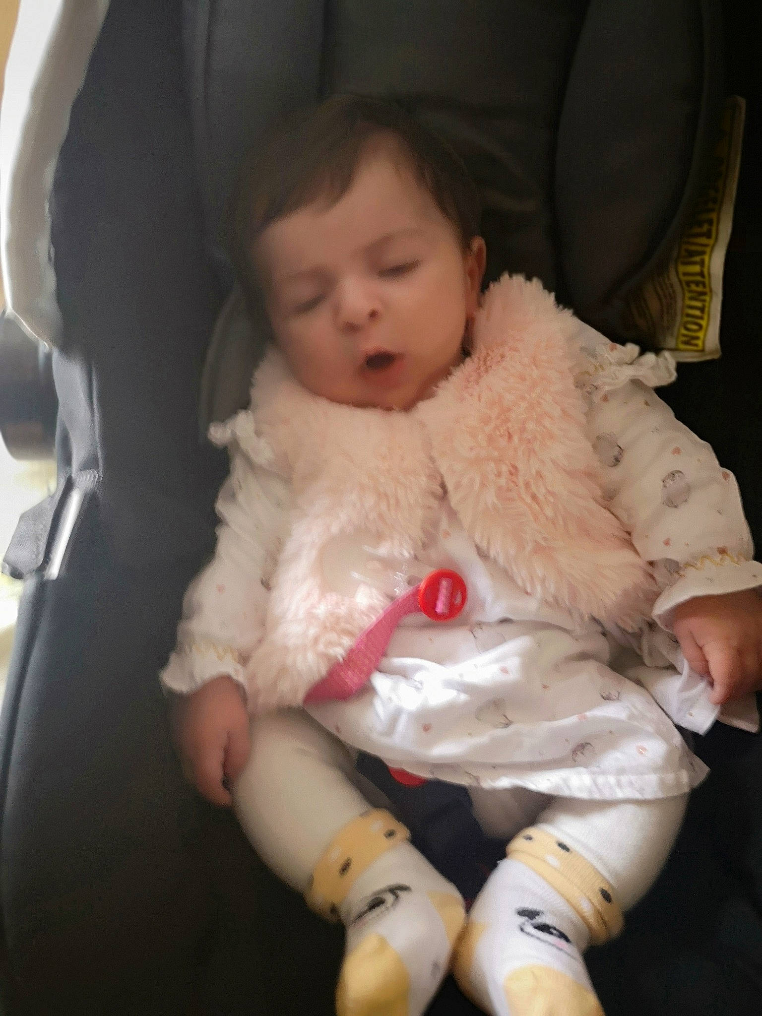 Maddie a rejoint le concours — aidez-le/la à gagner de superbes lots ! baby, cheek, child, finger, leg, person, sitting, skin, smile, toddler