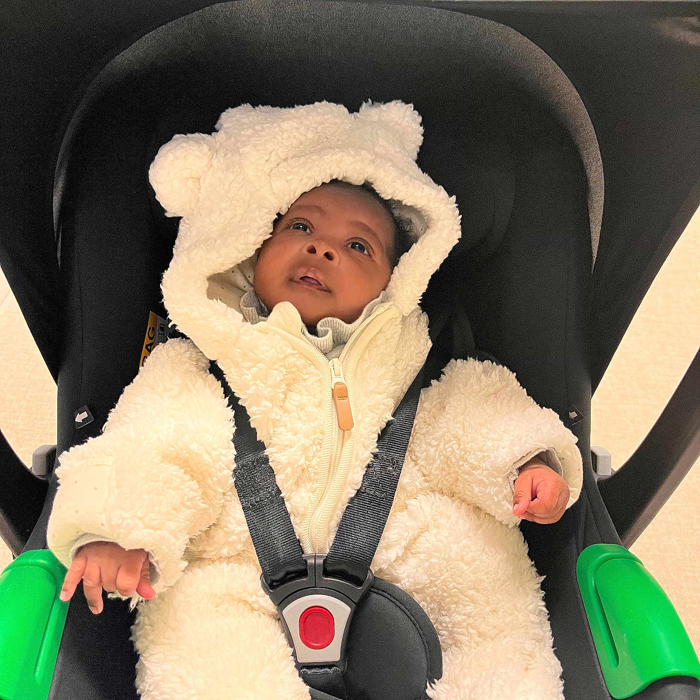 Leiza participe au concours pour gagner de l'argent avec cette photo : baby, babylaughing, blanket, car, car_interior, carseat, clothing, device, face, happy, hat, head, person, photography, portrait, shovel, smile, tool, transportation, vehicle
