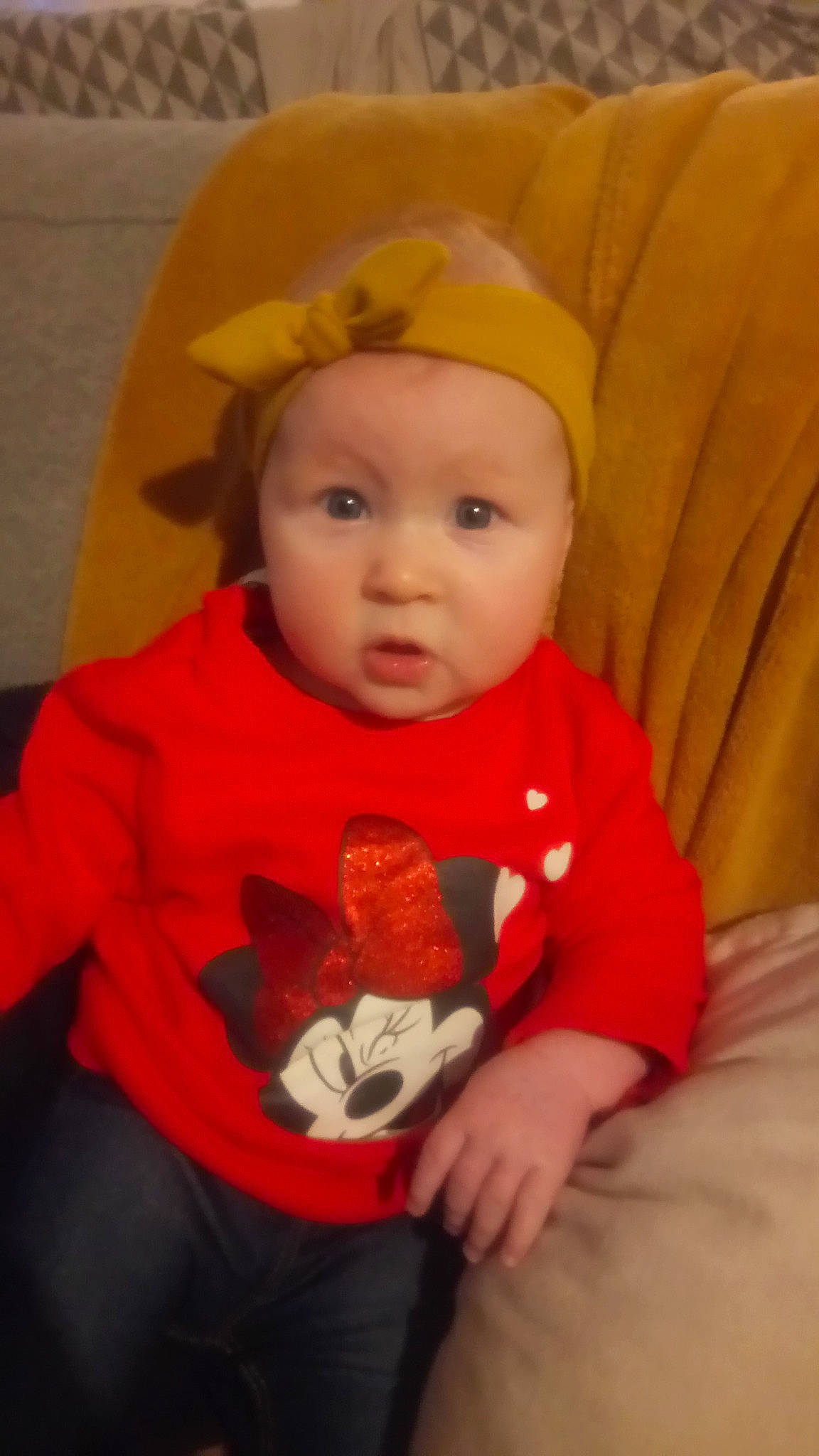 Léane a rejoint le concours — aidez-le/la à gagner de superbes lots ! baby, cheek, child, head, headgear, orange, person, skin, surprise, toddler, yellow