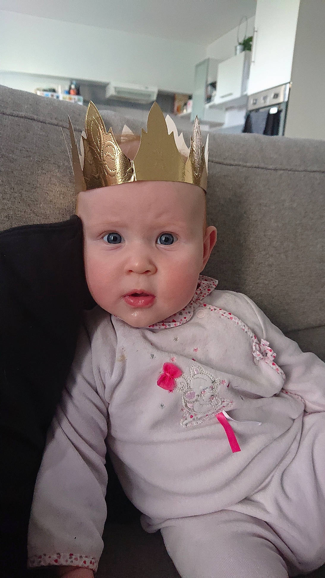 Léane a rejoint le concours — aidez-le/la à gagner de superbes lots ! baby, cheek, child, ear, eye, face, fashion_accessory, forehead, hair_accessory, head, headgear, headpiece, iris, lip, person, pink, room, skin, smile, toddler