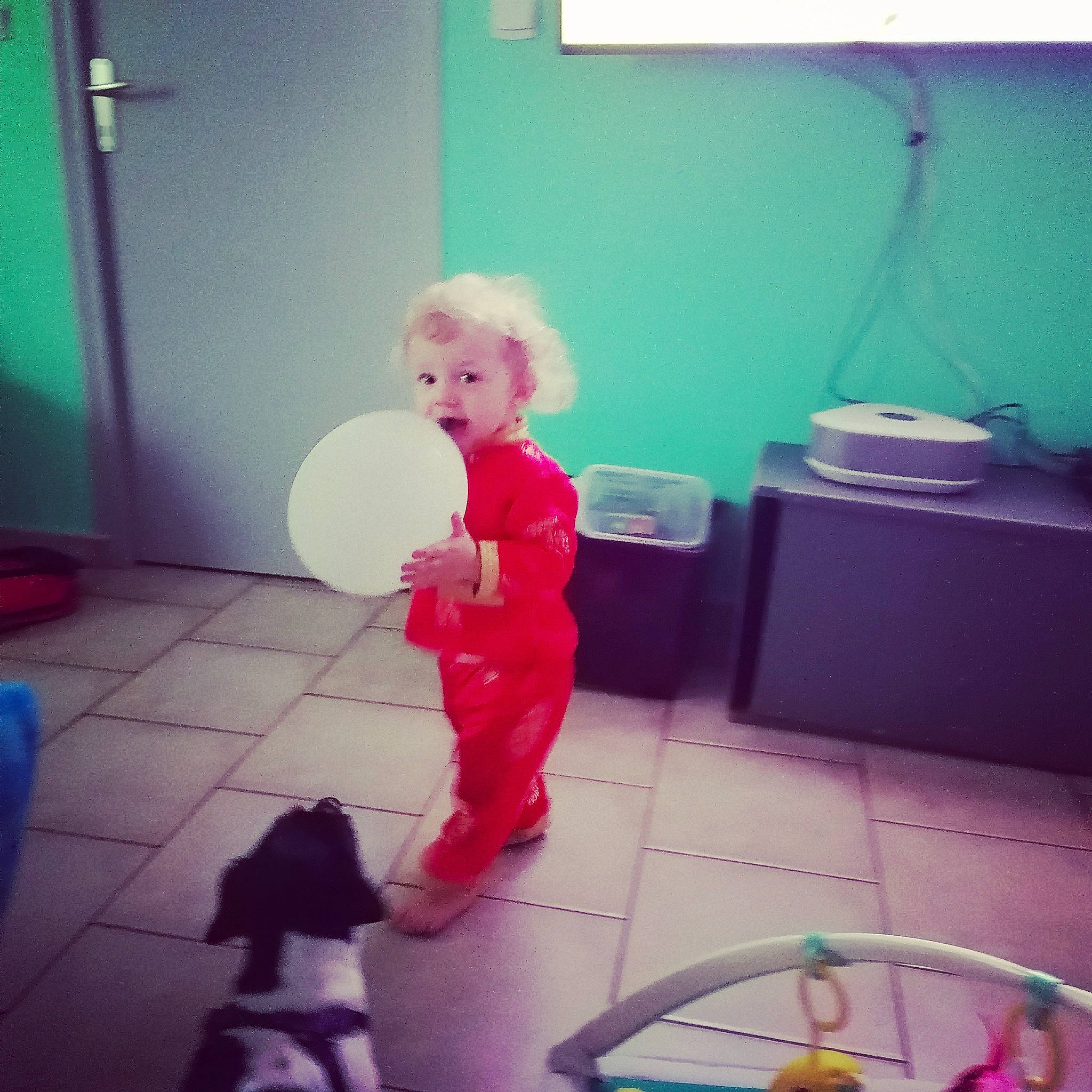 Lorenzo a rejoint le concours — aidez-le/la à gagner de superbes lots ! baby, child, person, pink, play, room, standing, toddler