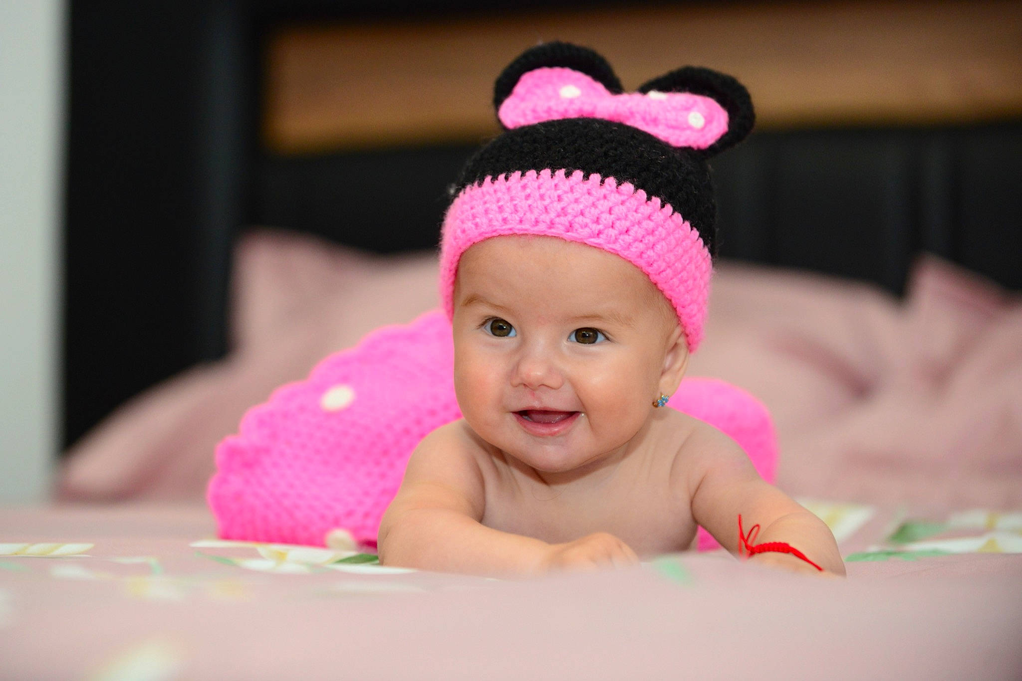 Catalina participe au concours pour gagner de l'argent avec cette photo : baby, baby_toddler_clothing, beanie, cap, child, costume_hat, fashion_accessory, fun, hair_accessory, happy, headgear, headwear, joy, knit_cap, laugh, magenta, person, pink, portrait_photography, room