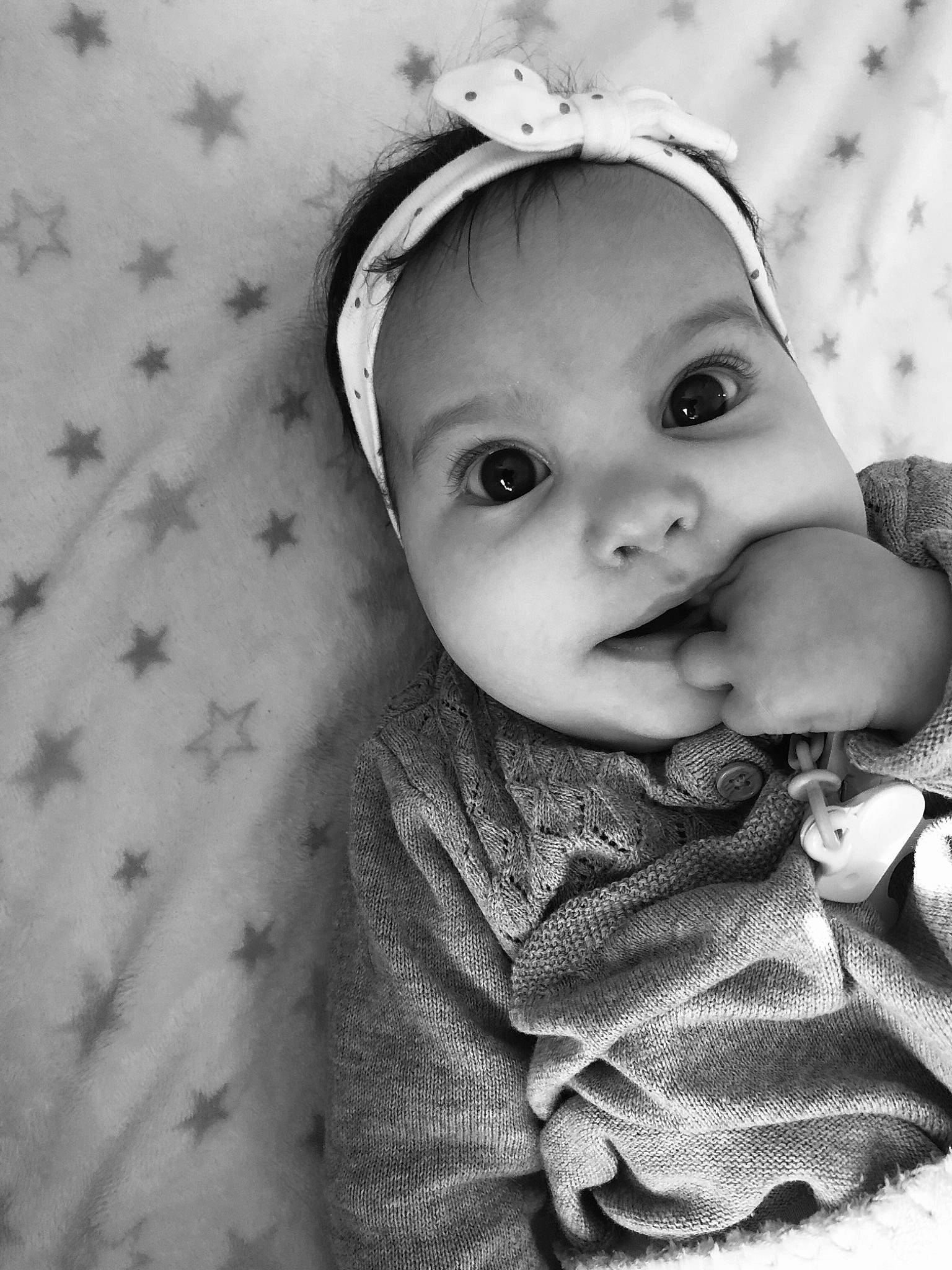 Milla participe au concours pour gagner de l'argent avec cette photo : baby, baby_toddler_clothing, beauty, black_and_white, cheek, child, eye, eyebrow, eyelash, fashion_accessory, flash_photography, happy, headgear, iris, lip, monochrome, monochrome_photography, person, skin, sleeve