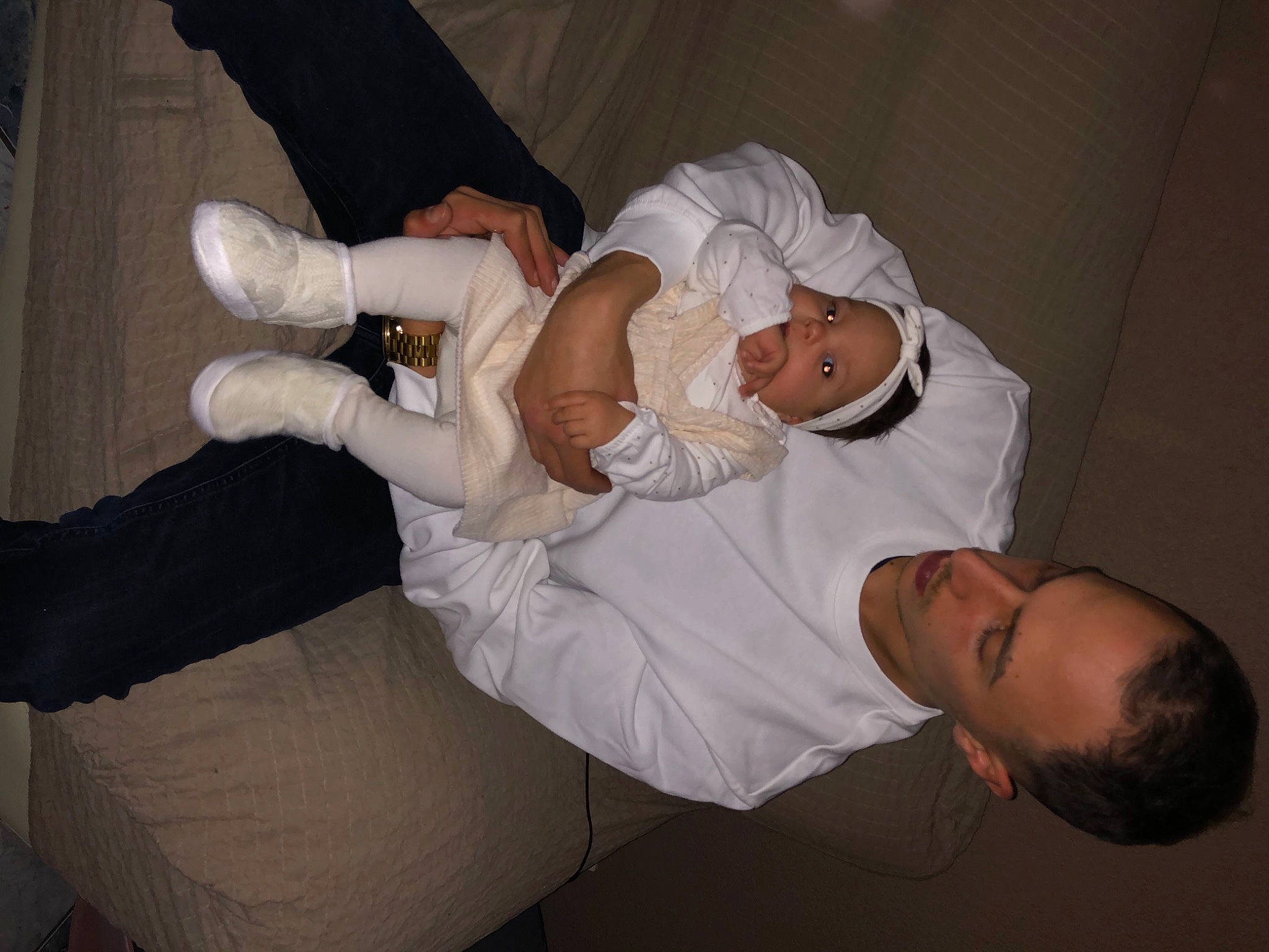 Milla participe au concours pour gagner de l'argent avec cette photo : abdomen, baby, child, comfort, elbow, event, fun, gesture, hat, headwear, human_leg, knee, leg, person, room, t_shirt, thigh, thumb, toddler, trunk