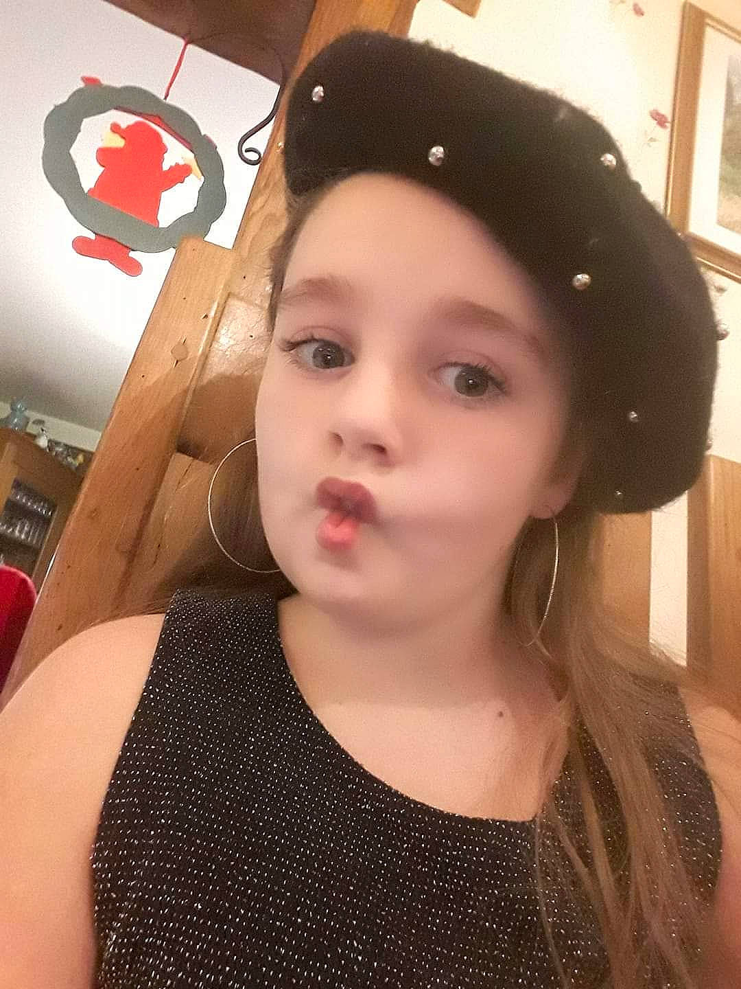 Cécilia a rejoint le concours — aidez-le/la à gagner de superbes lots ! black_hair, coquelicot, costume_accessory, eye, eyebrow, eyelash, hair_accessory, hairstyle, headband, headgear, headpiece, jaw, lip, long_hair, neck, person, selfie, throat