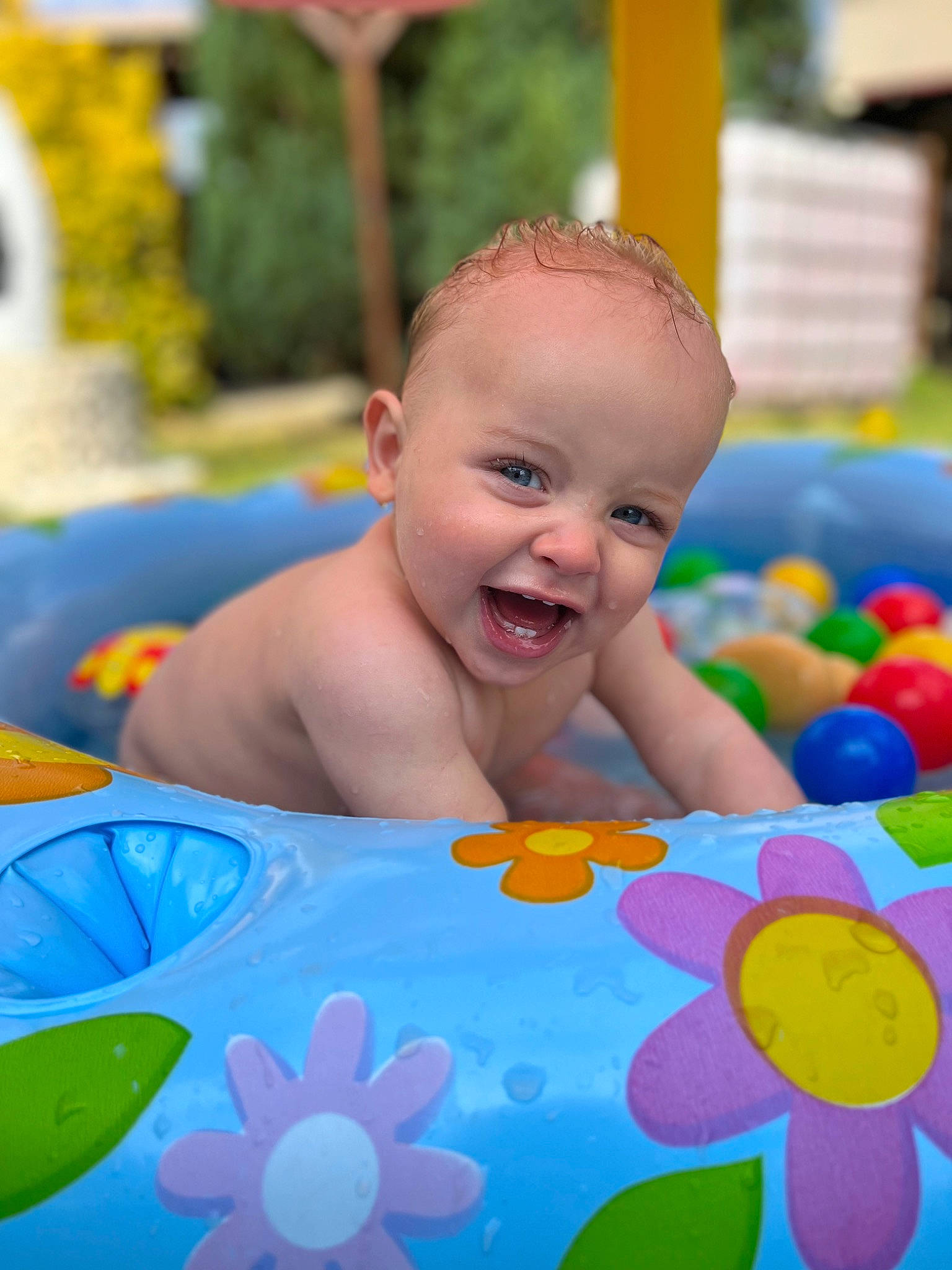 Arthur participe au concours pour gagner de l'argent avec cette photo : baby, baby_playing_with_toys, baby_products, bathing, child, event, fun, grass, happy, leisure, party, people, person, plant, play, recreation, smile, swimming_pool, toddler, toy