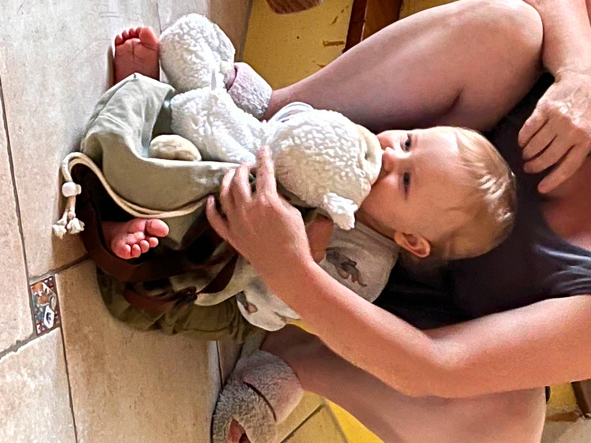 Arthur participe au concours pour gagner de l'argent avec cette photo : abdomen, baby, baby_products, baby_sleeping, cap, chest, child, comfort, elbow, happy, hat, human_body, leisure, love, nap, person, room, sitting, sleep, teddy_bear