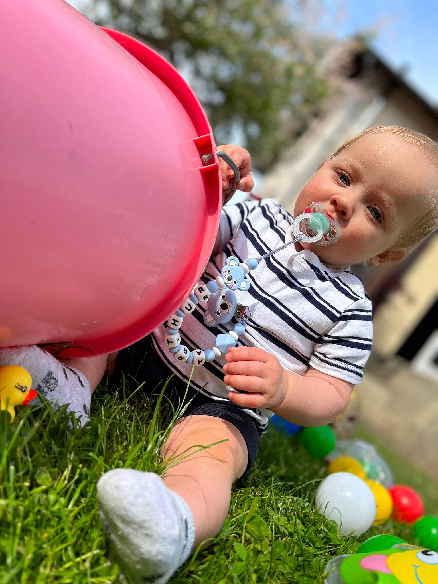Arthur participe au concours pour gagner de l'argent avec cette photo : baby, baby_toddler_clothing, ball, child, daytime, fun, grass, green, happy, lawn, leisure, light, people_in_nature, person, photograph, recreation, sky, snapshot, summer, toddler