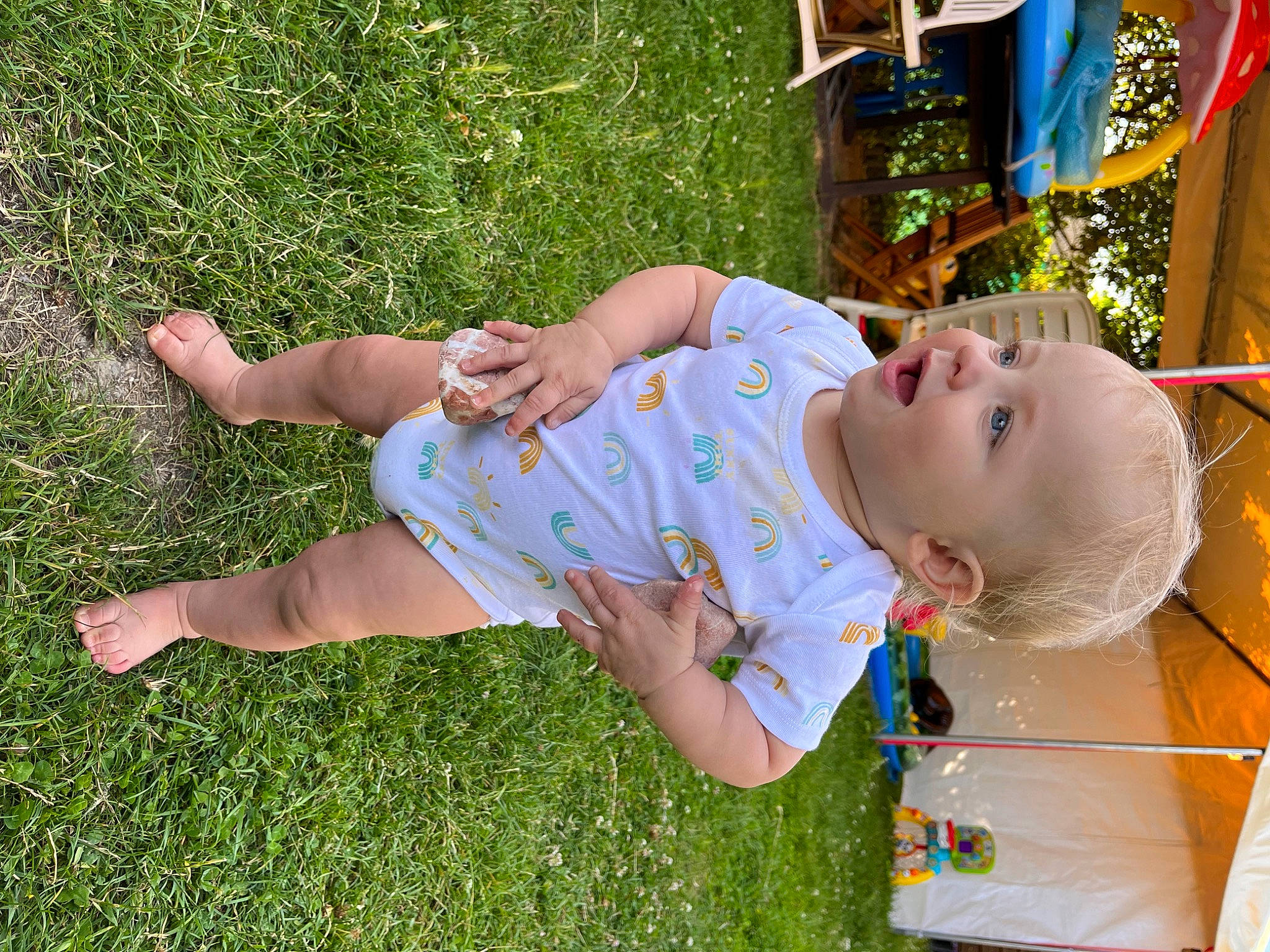 Arthur participe au concours pour gagner de l'argent avec cette photo : baby, baby_toddler_clothing, child, fun, grass, grass_family, grassland, happy, human_leg, lawn, leaf, leisure, meadow, natural_environment, people_in_nature, person, plant, play, recreation, sunlight