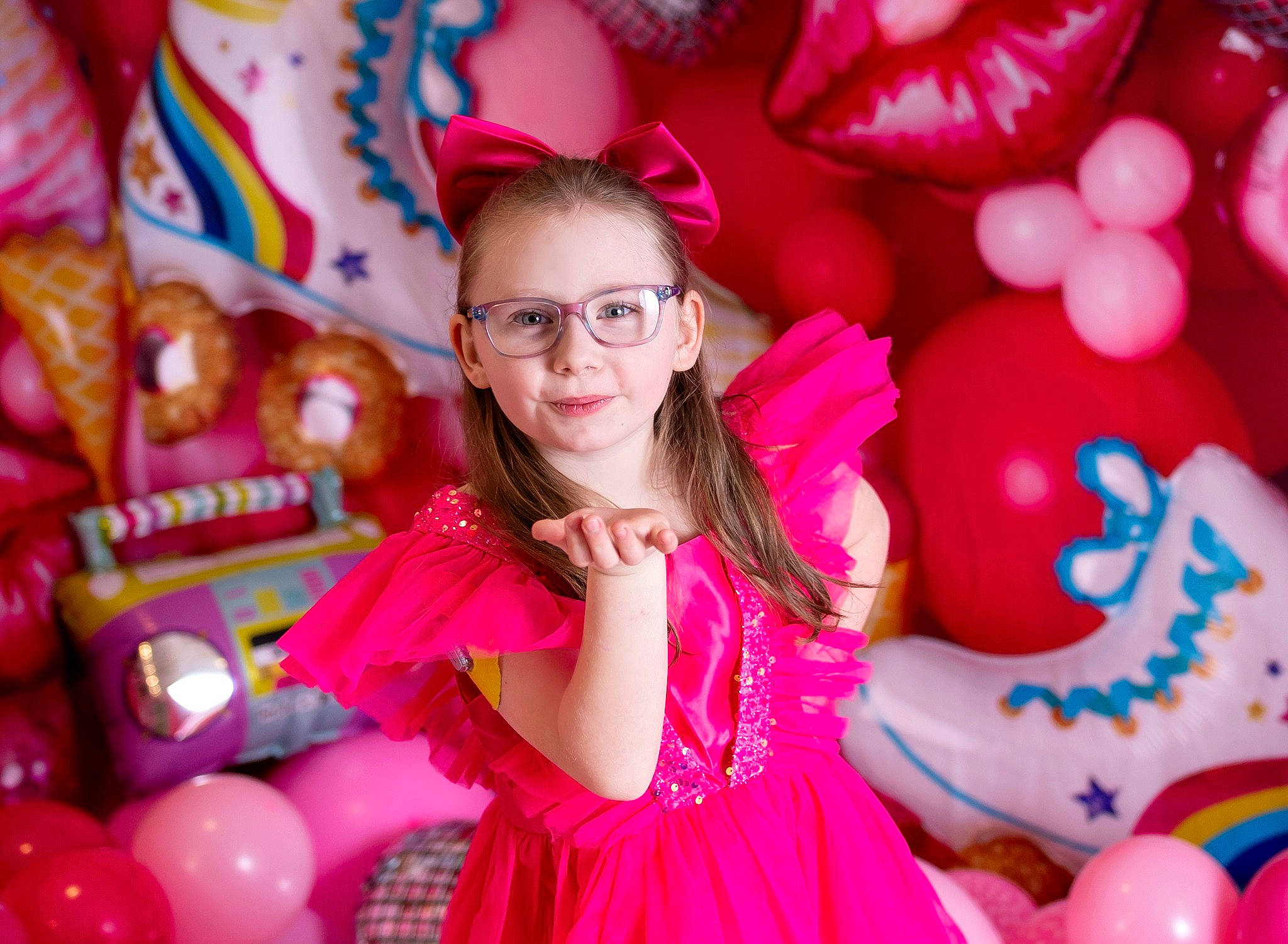 Carolina is registered to the contest to win money with this photo: balloon, child, decoration, entertainment, event, facial_expression, fun, happy, joy, leisure, magenta, mammal, party_supply, person, pink, purple, red, smile, snapshot, textile
