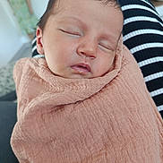 Alba participe au concours pour gagner de l'argent avec cette photo : newborn, baby, sleeping, blanket, wrapped, peaceful, indoor, person, face, closeup, soft, cozy, infant, child, resting, portrait, head, skin, striped_clothing, calm