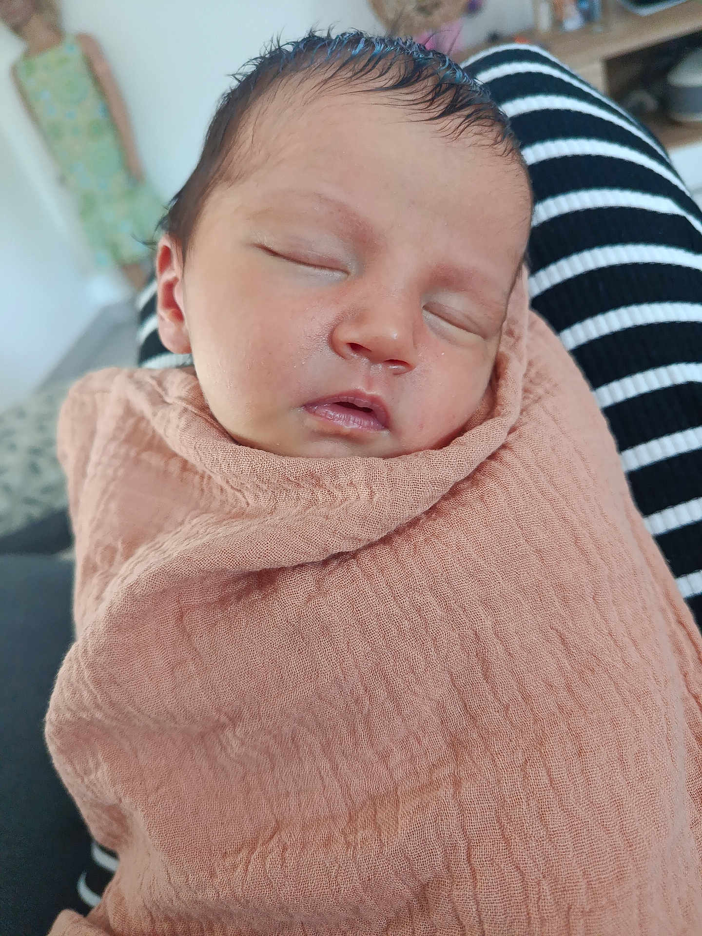 Alba participe au concours pour gagner de l'argent avec cette photo : newborn, baby, sleeping, blanket, wrapped, peaceful, indoor, person, face, closeup, soft, cozy, infant, child, resting, portrait, head, skin, striped_clothing, calm