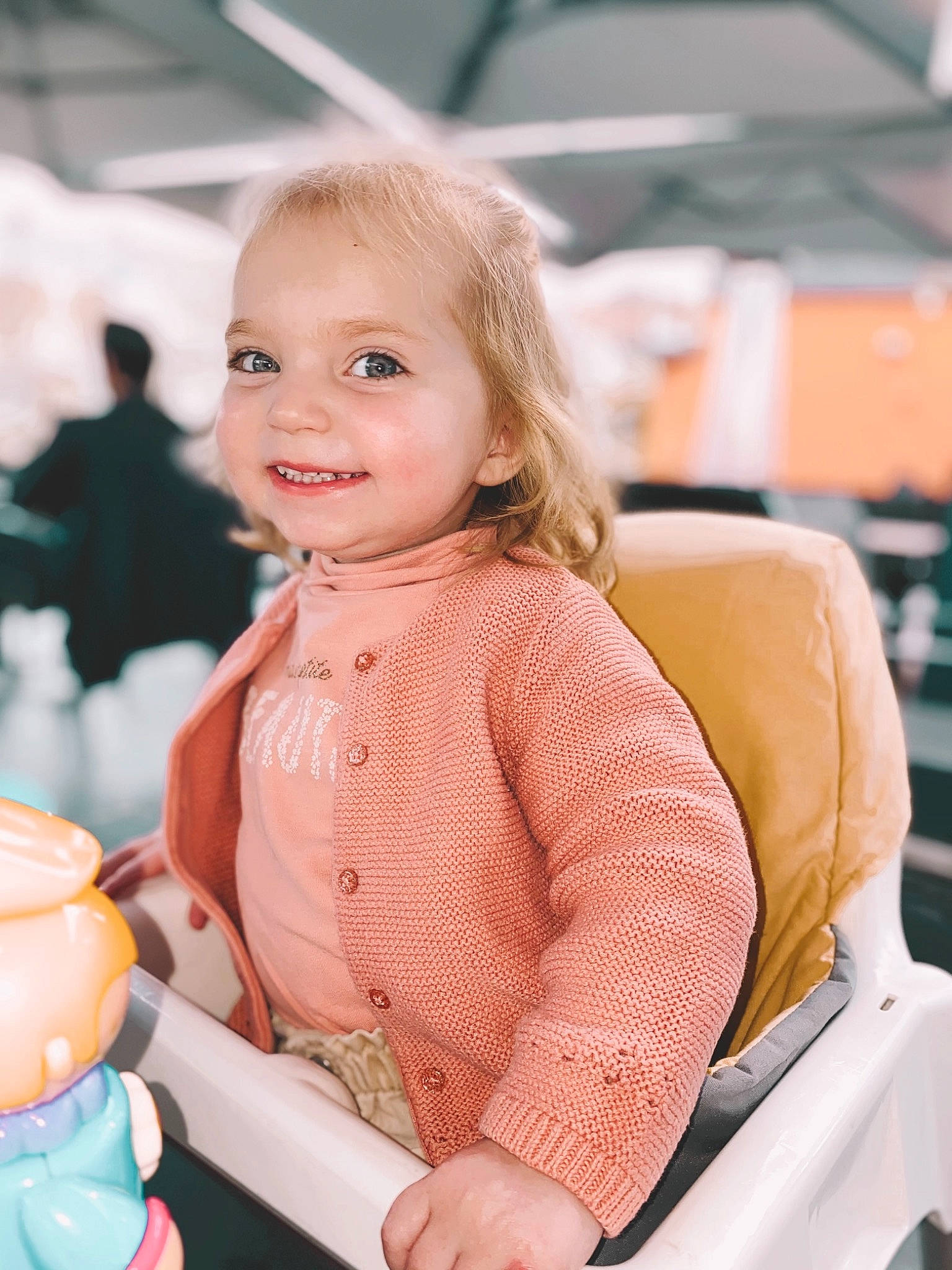 Nina a rejoint le concours — aidez-le/la à gagner de superbes lots ! baby, blond, chair, child, event, face, fun, hair, hairstyle, happy, head, iris, joy, leisure, person, portrait_photography, recreation, sitting, skin, smile