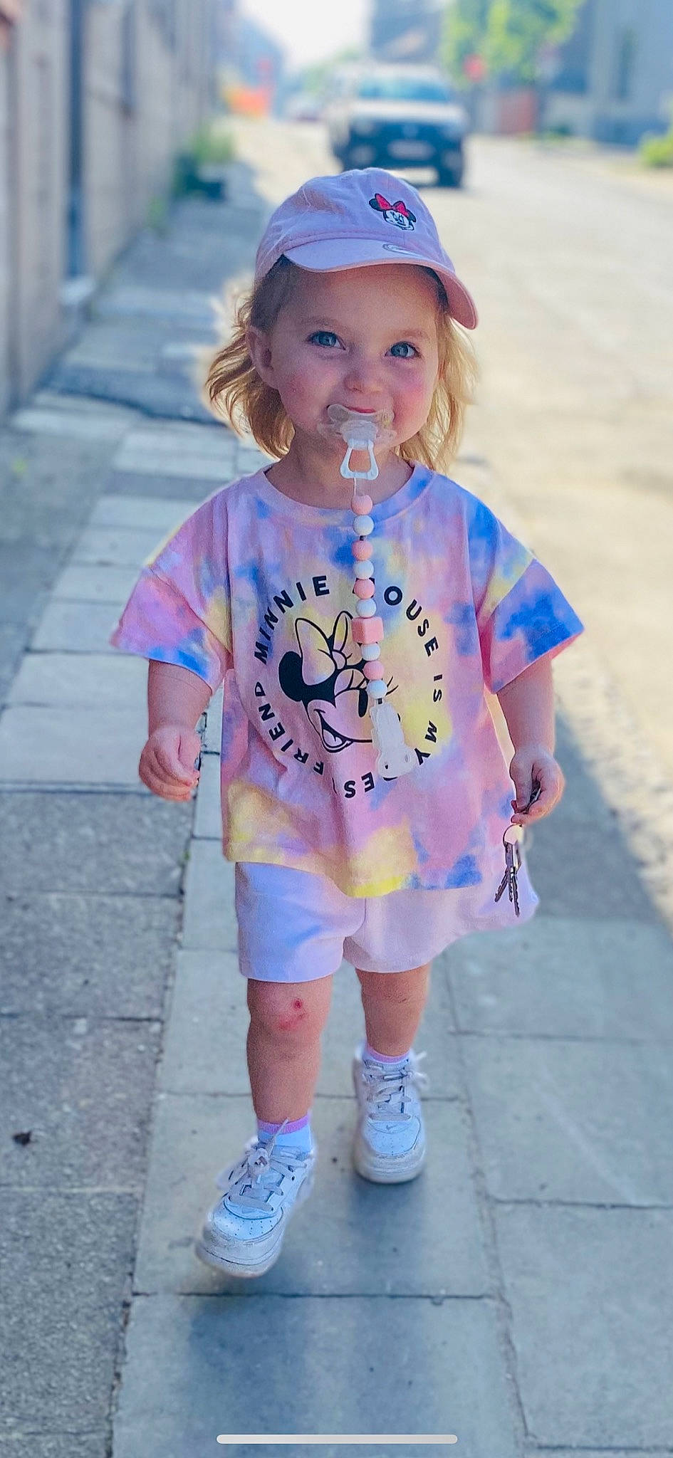 Nina a rejoint le concours — aidez-le/la à gagner de superbes lots ! baby_toddler_clothing, blue, chin, clothing, cool, face, hair, happy, head, headwear, joy, neck, person, photograph, pink, purple, shoulder, sleeve, smile, street_fashion