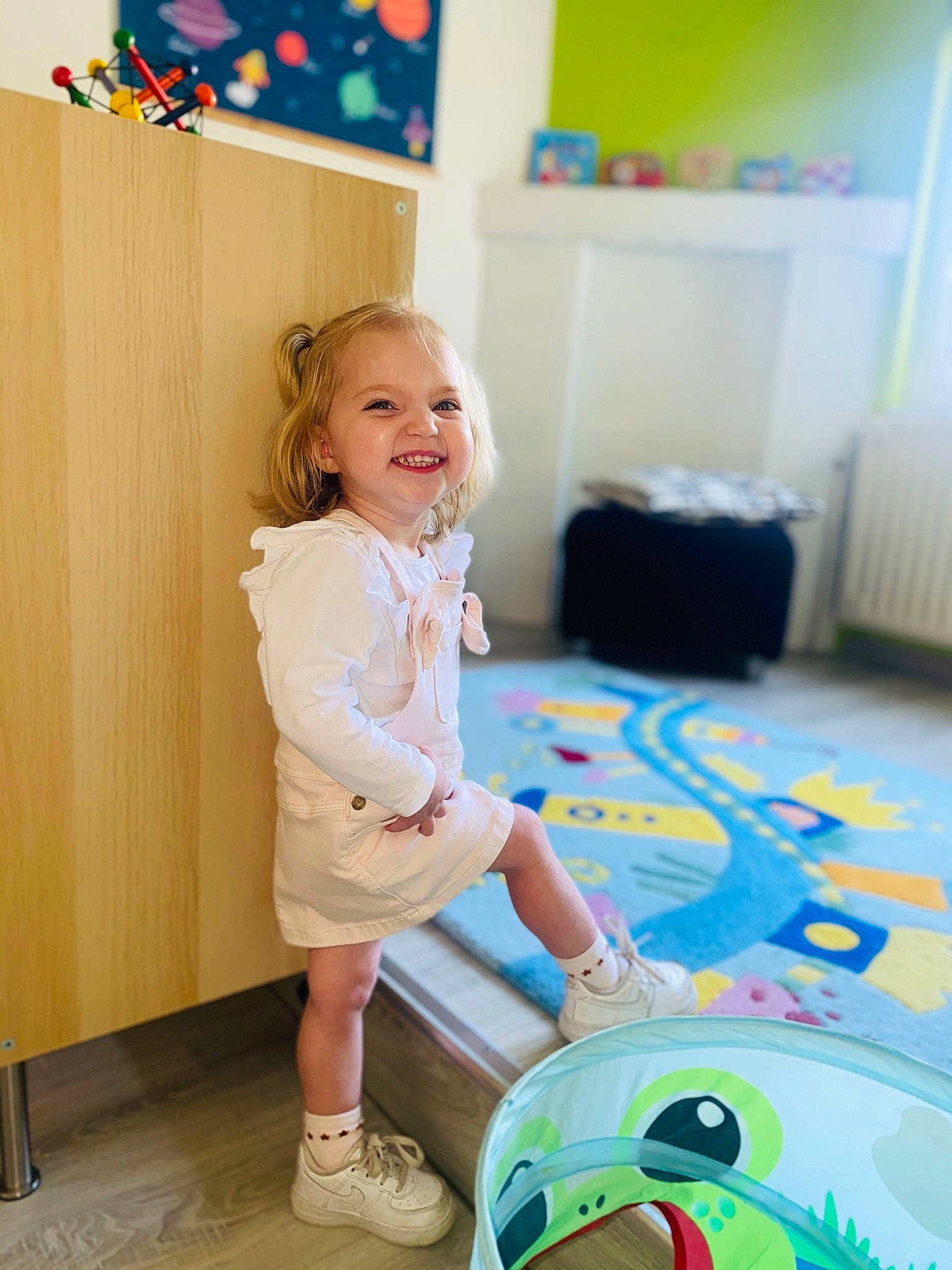 Nina participe au concours pour gagner de l'argent avec cette photo : child, floor, flooring, fun, happy, hardwood, joy, leg, leisure, person, picture_frame, purple, shoe, shorts, smile, sneakers, standing, summer, t_shirt, toddler