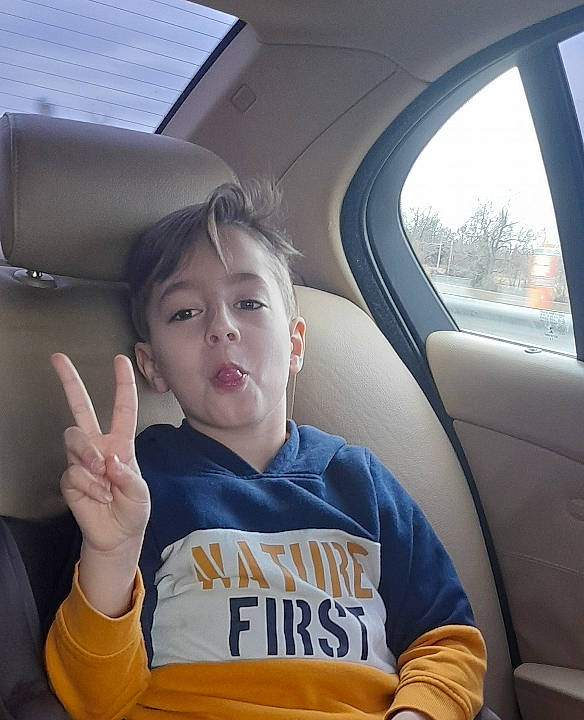 Brayan participe au concours pour gagner de l&#x27;argent avec cette photo : auto_part, automotive_design, automotive_exterior, car, car_seat, car_seat_cover, comfort, finger, gesture, hand, happy, head_restraint, motor_vehicle, mouth, person, seat_belt, thumb, vehicle, vehicle_door, white