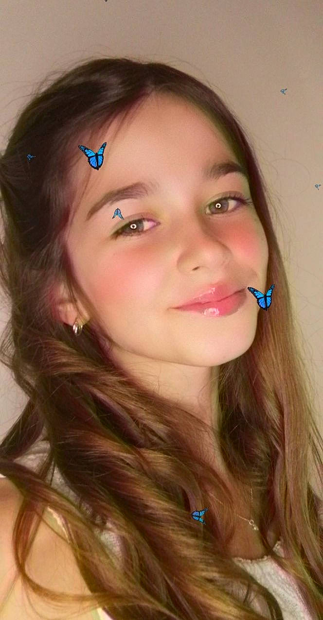 Eloane a rejoint le concours — aidez-le/la à gagner de superbes lots ! bangs, cheek, chin, ear, eyebrow, eyelash, face, flash_photography, forehead, hair, happy, iris, jaw, joy, layered_hair, lip, mouth, neck, nose, person