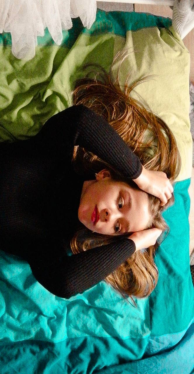 Eloane a rejoint le concours — aidez-le/la à gagner de superbes lots ! black_hair, blond, brown_hair, child, comfort, eyelash, friendship, fur, grass, green, hair, happy, leisure, linens, long_hair, mammal, mouth, neck, person, sitting