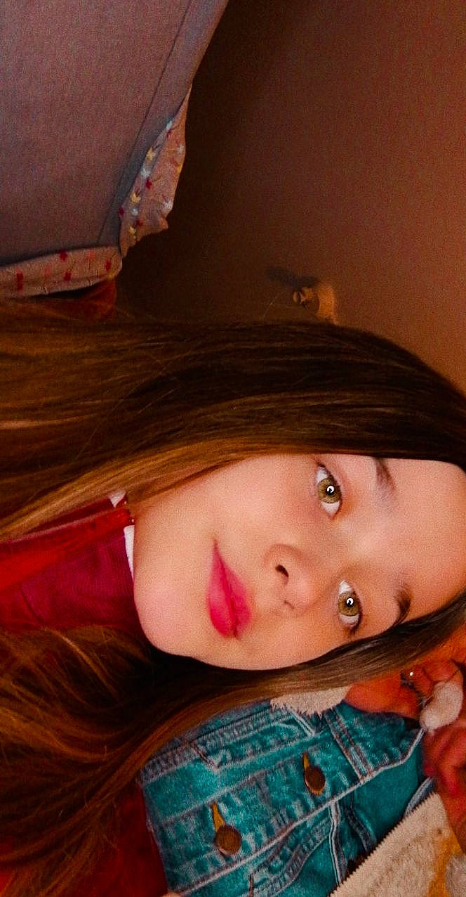 Eloane a rejoint le concours — aidez-le/la à gagner de superbes lots ! black_hair, cheek, child, chin, eye, eyelash, flash_photography, forehead, happy, iris, jaw, lip, long_hair, mouth, neck, nose, person, pink, skin, tints_and_shades