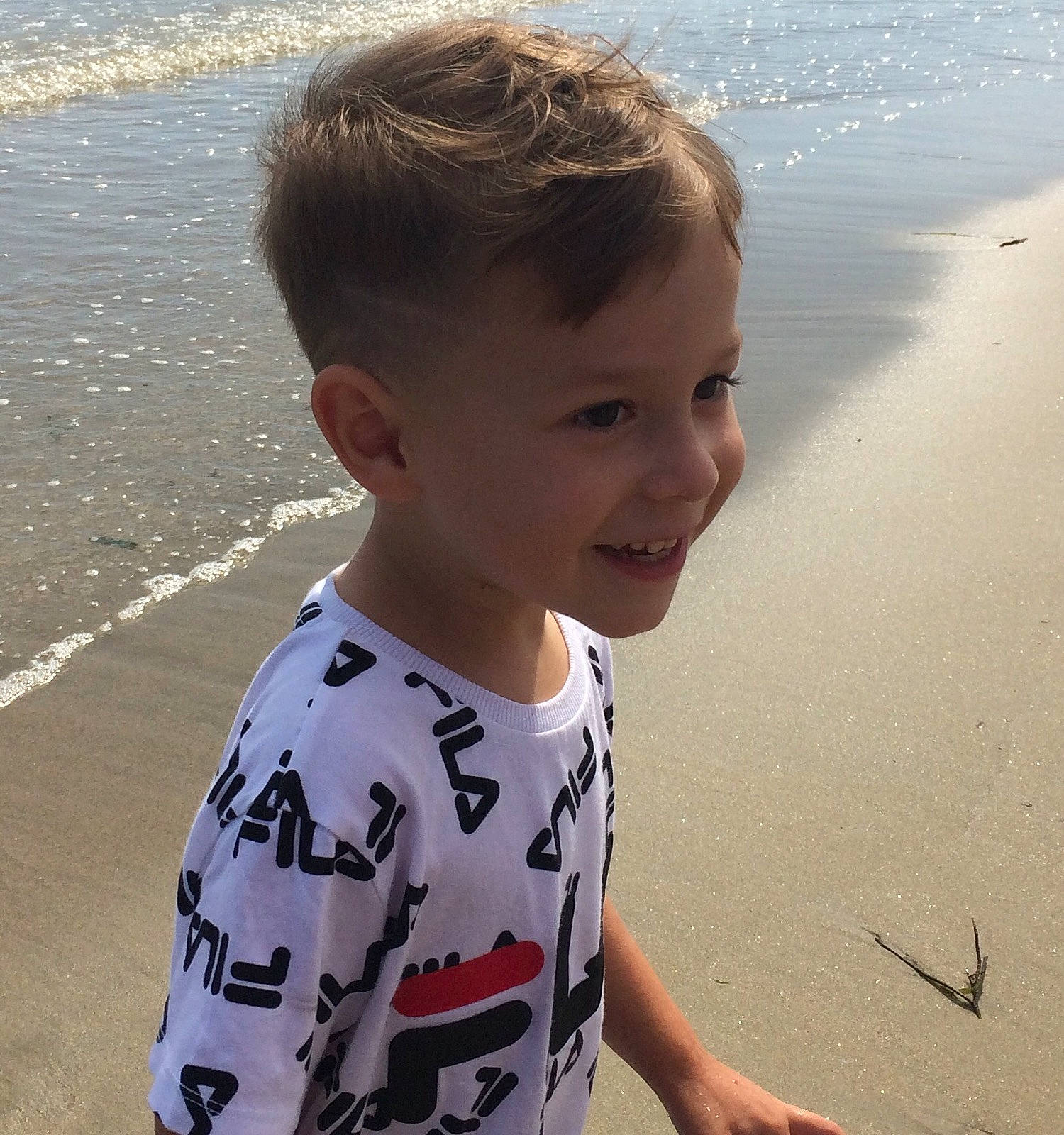 Djulian participe au concours pour gagner de l'argent avec cette photo : active_shirt, baby_toddler_clothing, beach, child, coast, cool, ear, holiday, joy, kitchen_utensil, ocean, person, sand, sea, shore, sleeve, summer, tide, toddler, vacation