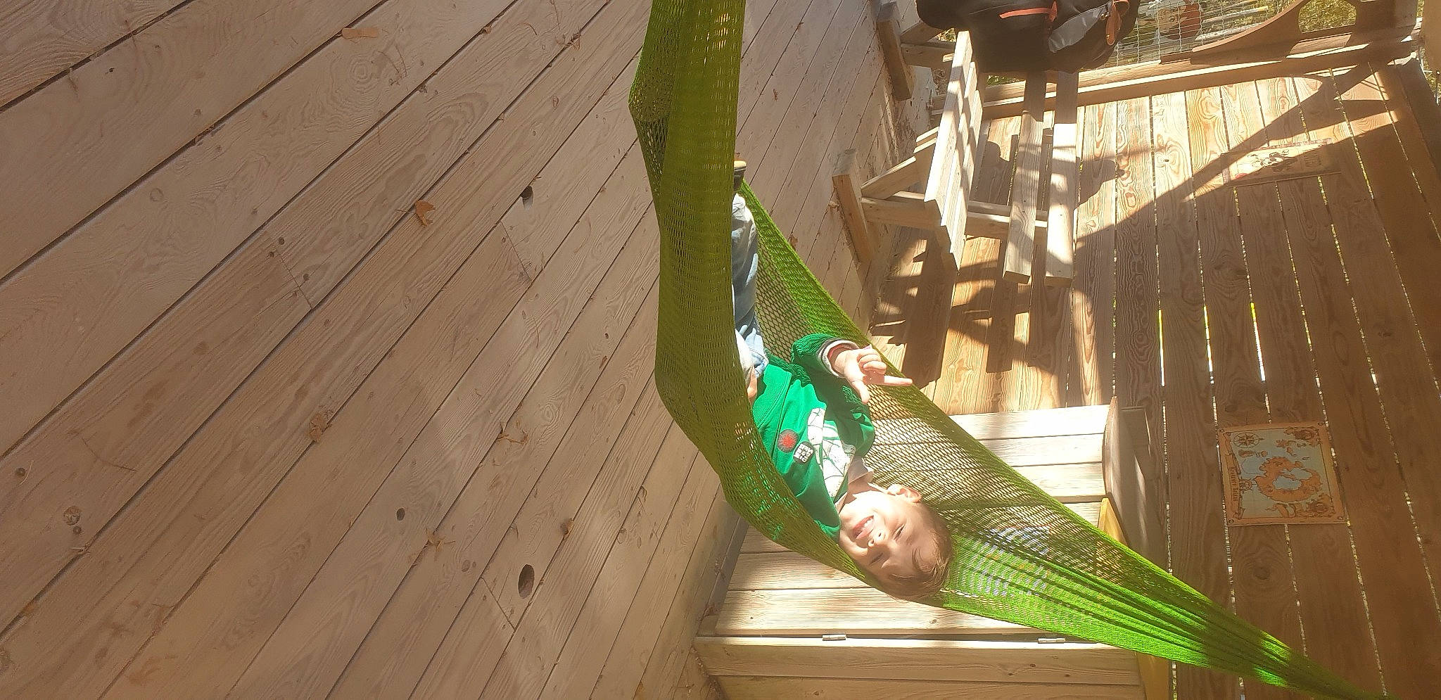 Djulian a rejoint le concours — aidez-le/la à gagner de superbes lots ! beak, bird, bottle, feather, galliformes, green, hardwood, joy, laminate_flooring, lumber, peafowl, person, phasianidae, plank, plywood, wood, wood_flooring, wood_stain