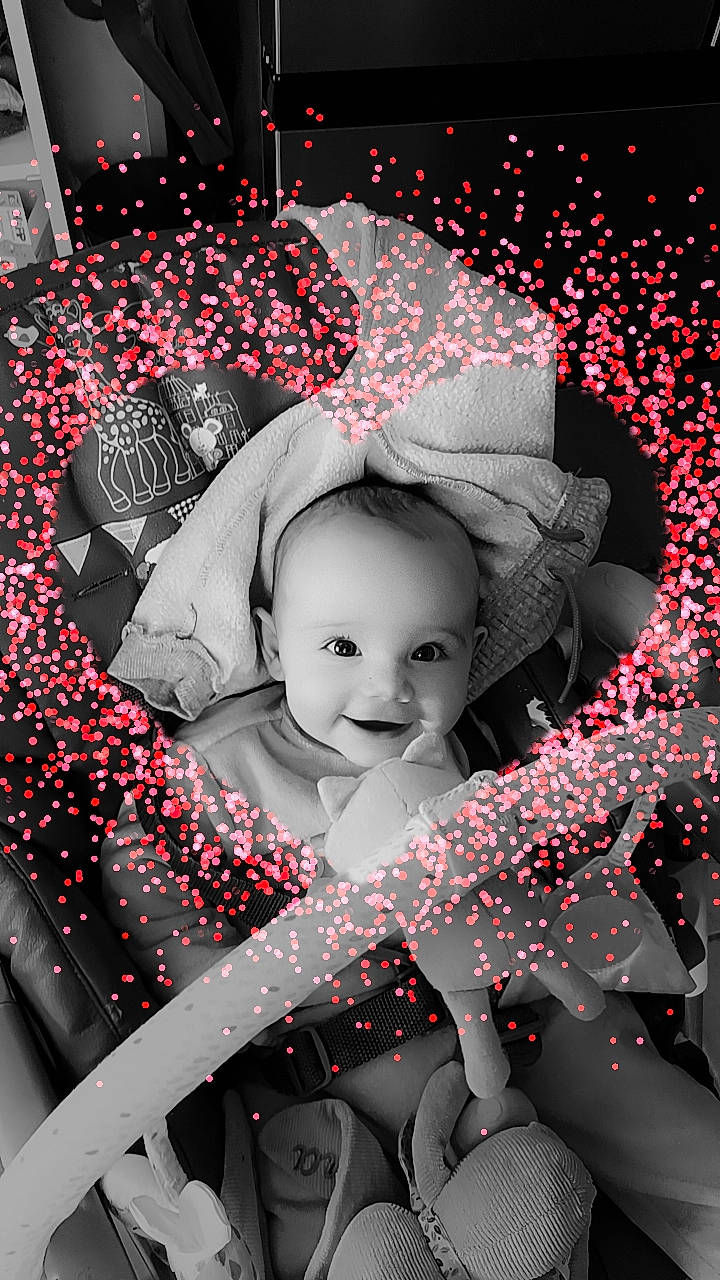 Julyanna a rejoint le concours — aidez-le/la à gagner de superbes lots ! art, baby, black, child, eyelash, facial_expression, flash_photography, font, happy, hat, illustration, monochrome_photography, pattern, person, photograph, picture_frame, poster, red, snapshot, style