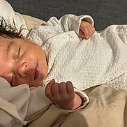 Marley a rejoint le concours — aidez-le/la à gagner de superbes lots ! baby, sleeping, infant, onesie, white_clothing, blanket, peaceful, cute, toddler, face, hand, soft, indoors, portrait, relaxation, child, cozy, rest, sleep, newborn