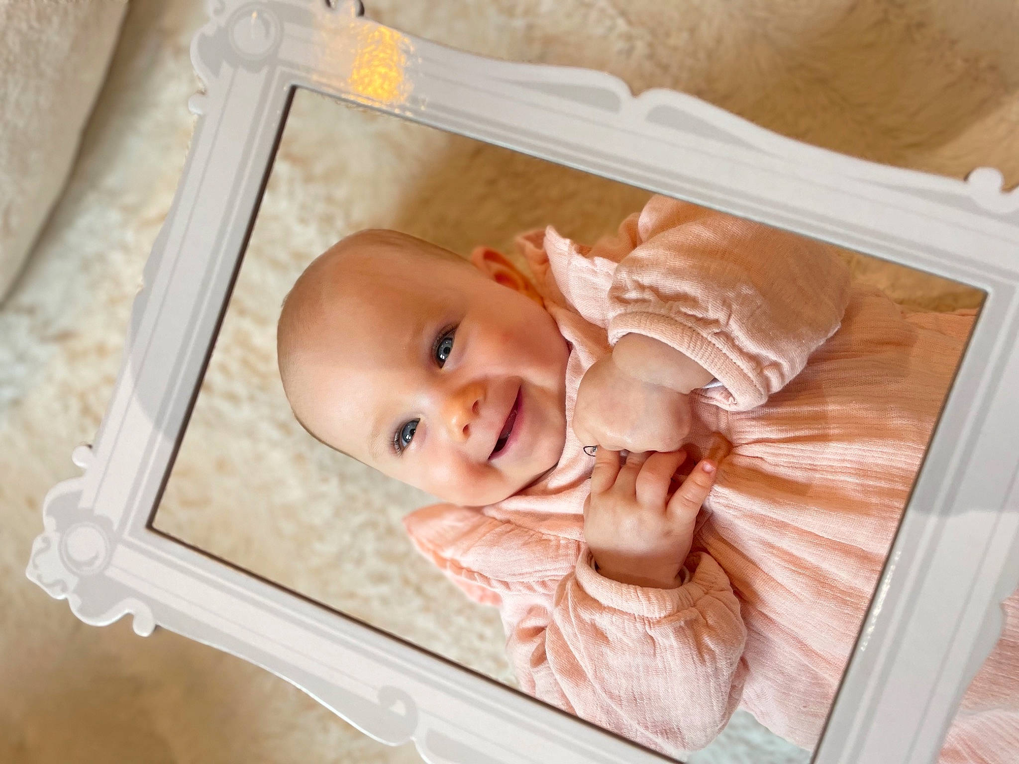 Mya a rejoint le concours — aidez-le/la à gagner de superbes lots ! art, baby, baby_products, baby_toddler_clothing, chair, cheek, child, comfort, happy, infant_bed, joy, linens, person, picture_frame, product, rectangle, room, smile, toddler, wood