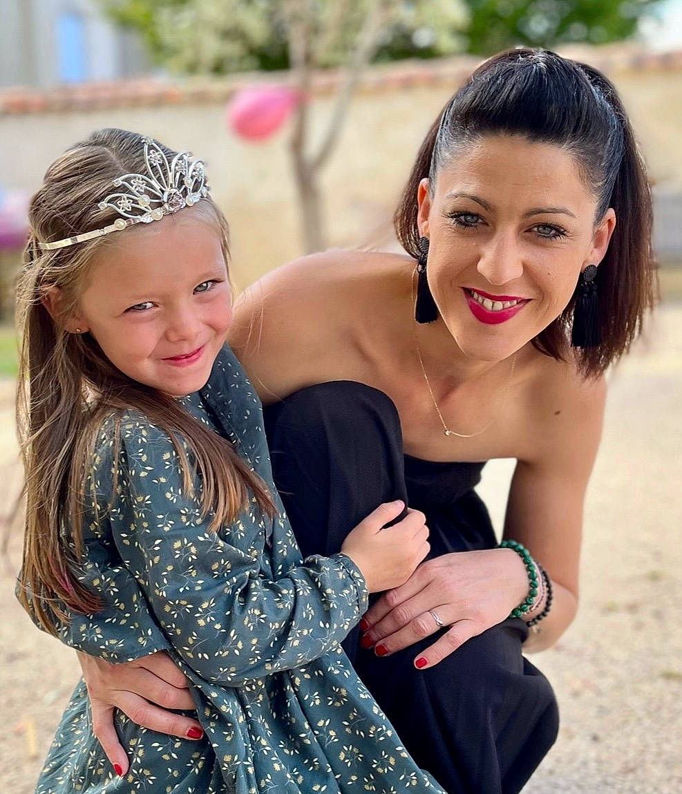 Adèle participe au concours pour gagner de l'argent avec cette photo : bridal_clothing, bridal_party_dress, day_dress, dress, event, fashion_design, flash_photography, formal_wear, fun, gesture, gown, happy, head, headwear, joy, long_hair, person, shoulder, skin, smile