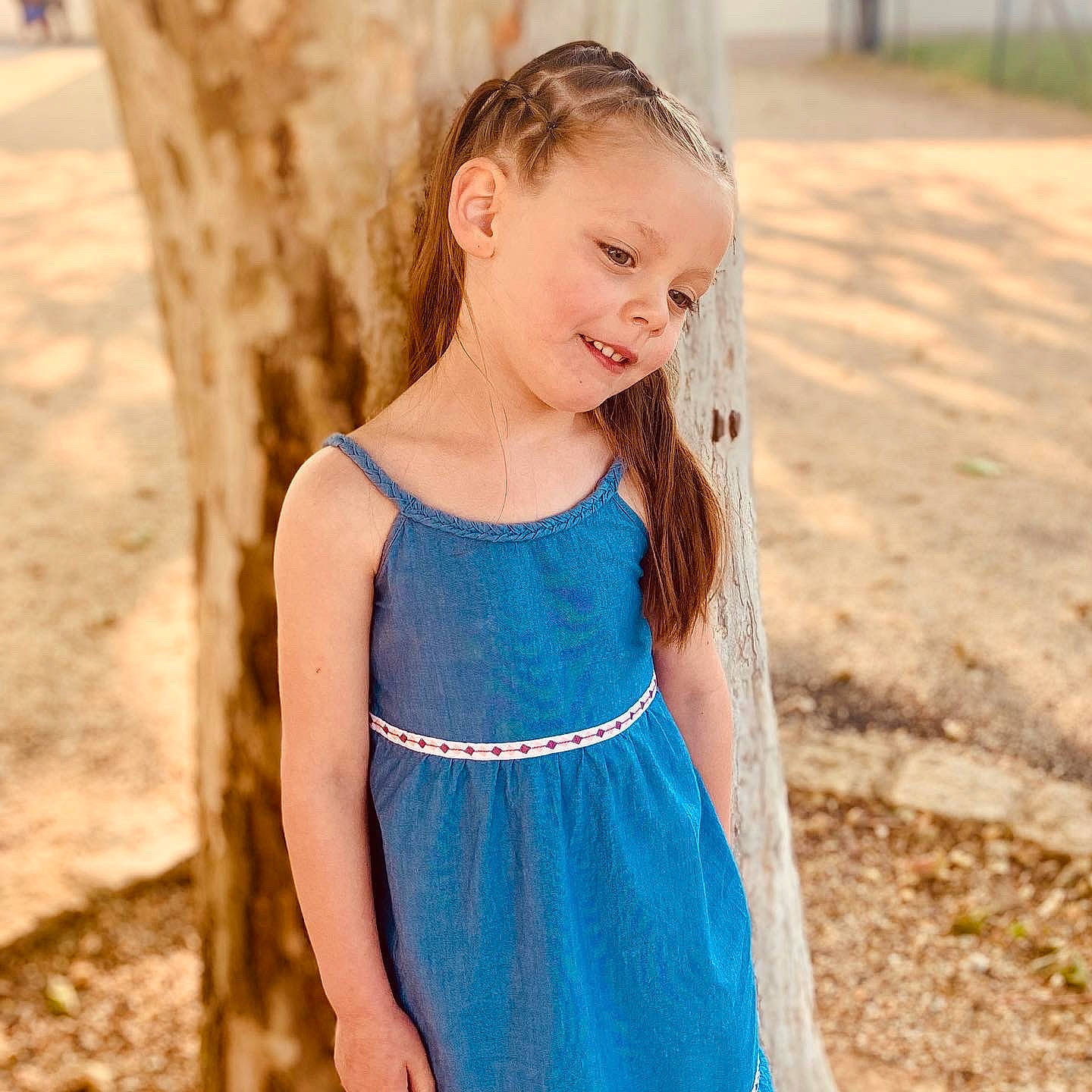 Adèle a rejoint le concours — aidez-le/la à gagner de superbes lots ! blue, clothing, day_dress, dress, eye, face, fun, grass, hair, happy, head, human_body, iris, neck, people_in_nature, person, plant, smile, tree, waist