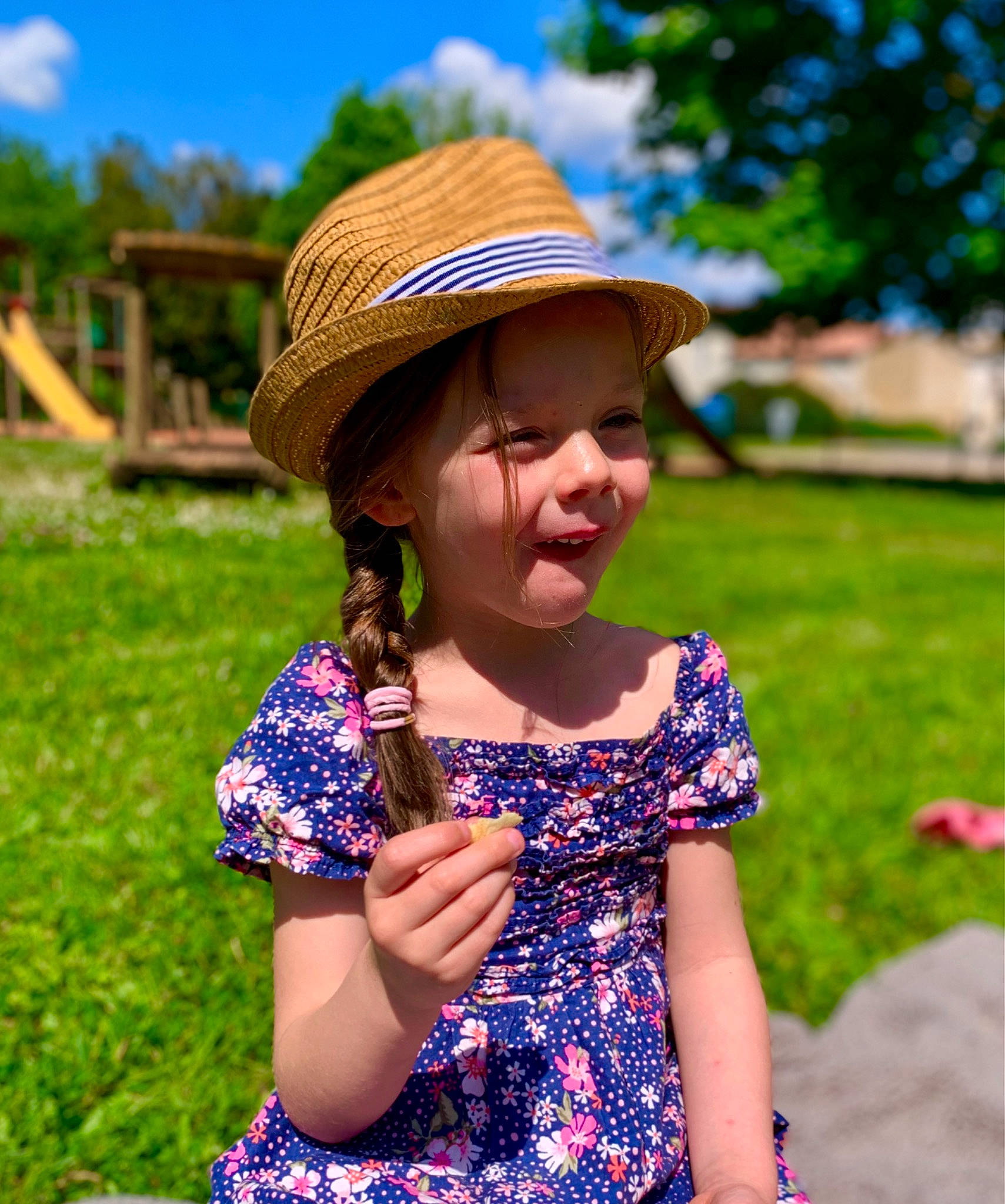 Adèle participe au concours pour gagner de l'argent avec cette photo : blue, botany, face, fun, grass, happy, hat, headwear, leaf, leisure, meadow, morning, people_in_nature, person, plant, skin, sky, summer, sun_hat, sunlight