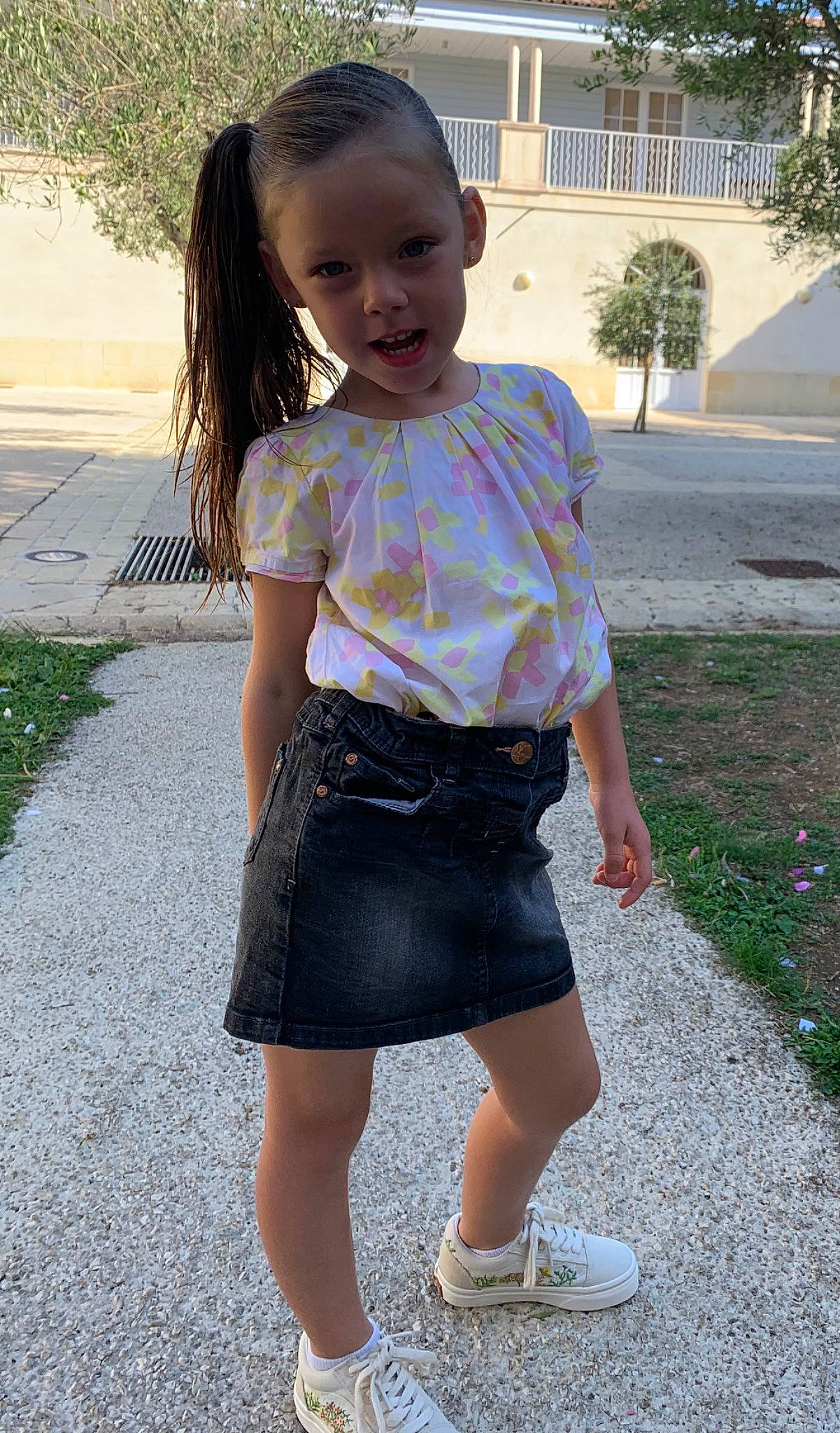 Adèle participe au concours pour gagner de l'argent avec cette photo : arm, eye, face, footwear, hair, hairstyle, head, human_body, knee, neck, person, photograph, pink, plaid, plant, skin, sleeve, thigh, trunk, waist