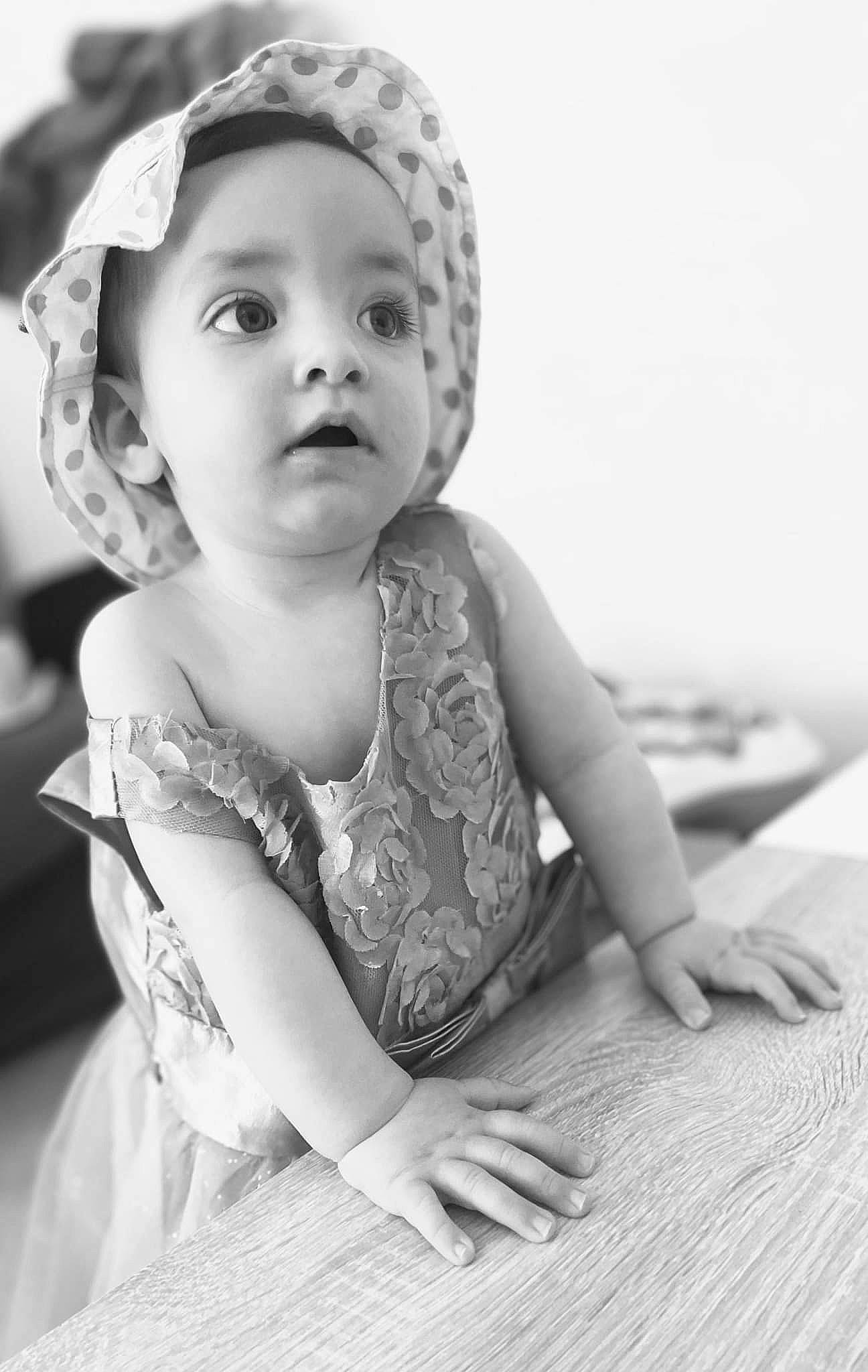 Myla a rejoint le concours — aidez-le/la à gagner de superbes lots ! baby, baby_toddler_clothing, beauty, black_and_white, cap, child, fashion_accessory, flash_photography, fun, gesture, happy, human, iris, monochrome, monochrome_photography, pattern, people, person, sitting, sleeve
