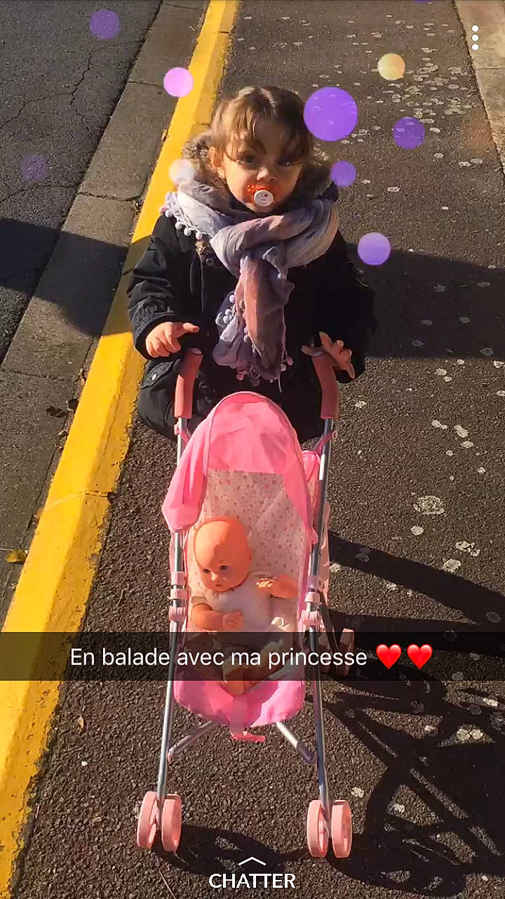 Inaya a rejoint le concours — aidez-le/la à gagner de superbes lots ! child, fun, girl, human, human_body, joy, leg, performance, person, pink, play, product, recreation, sitting, toddler