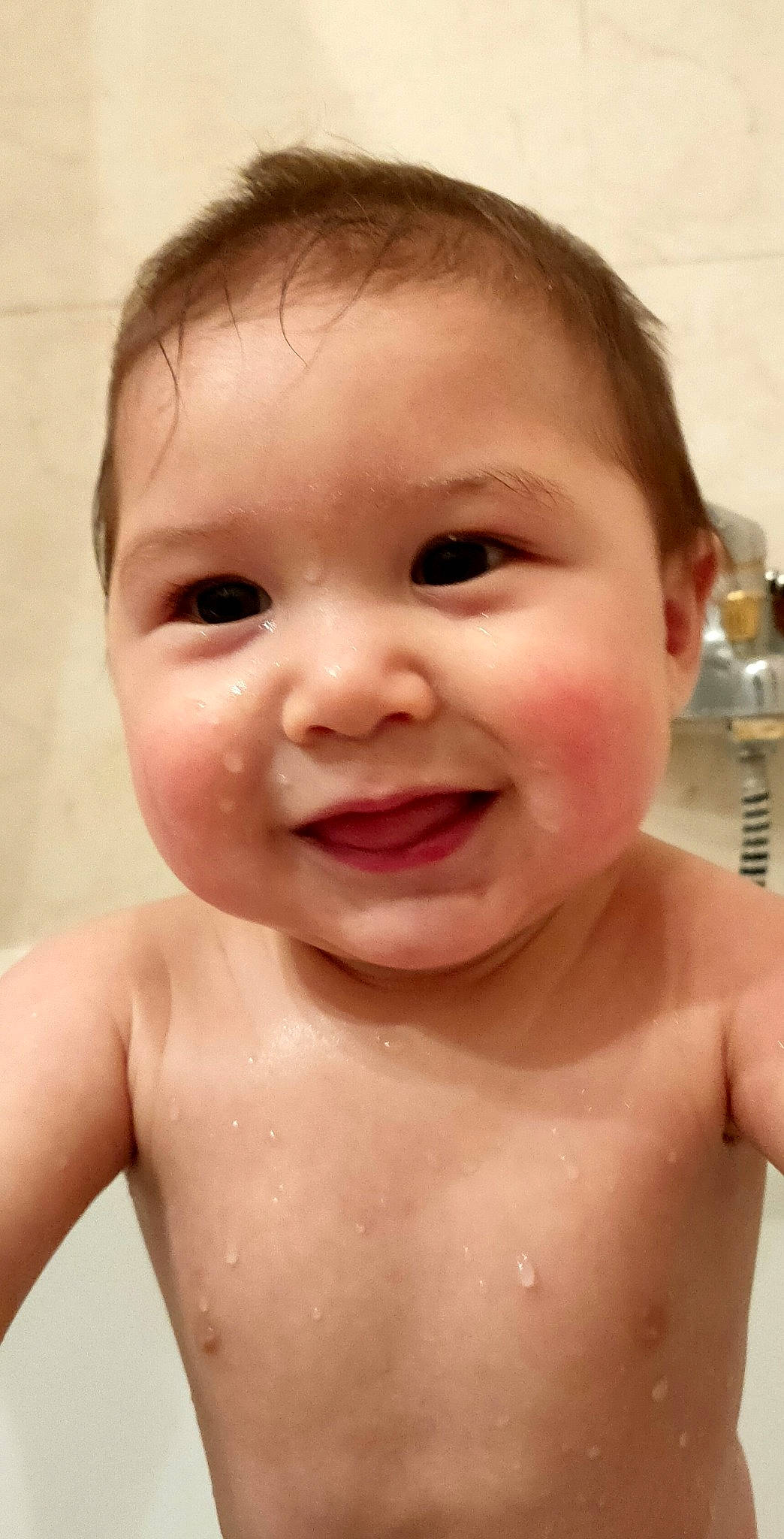 Kéo participe au concours pour gagner de l'argent avec cette photo : baby_bathing, cheek, chin, ear, eyebrow, eyelash, forehead, gesture, hair, happy, human_body, iris, jaw, joy, lip, mouth, muscle, neck, nose, person