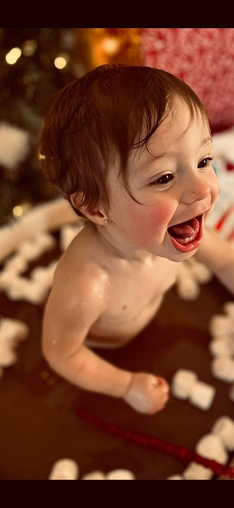 Lakyn is registered to the contest to win money with this photo: arm, cheek, chin, eye, eyelash, finger, flash_photography, gesture, happy, head, human_body, jaw, lip, mouth, neck, nose, person, skin, smile, toddler