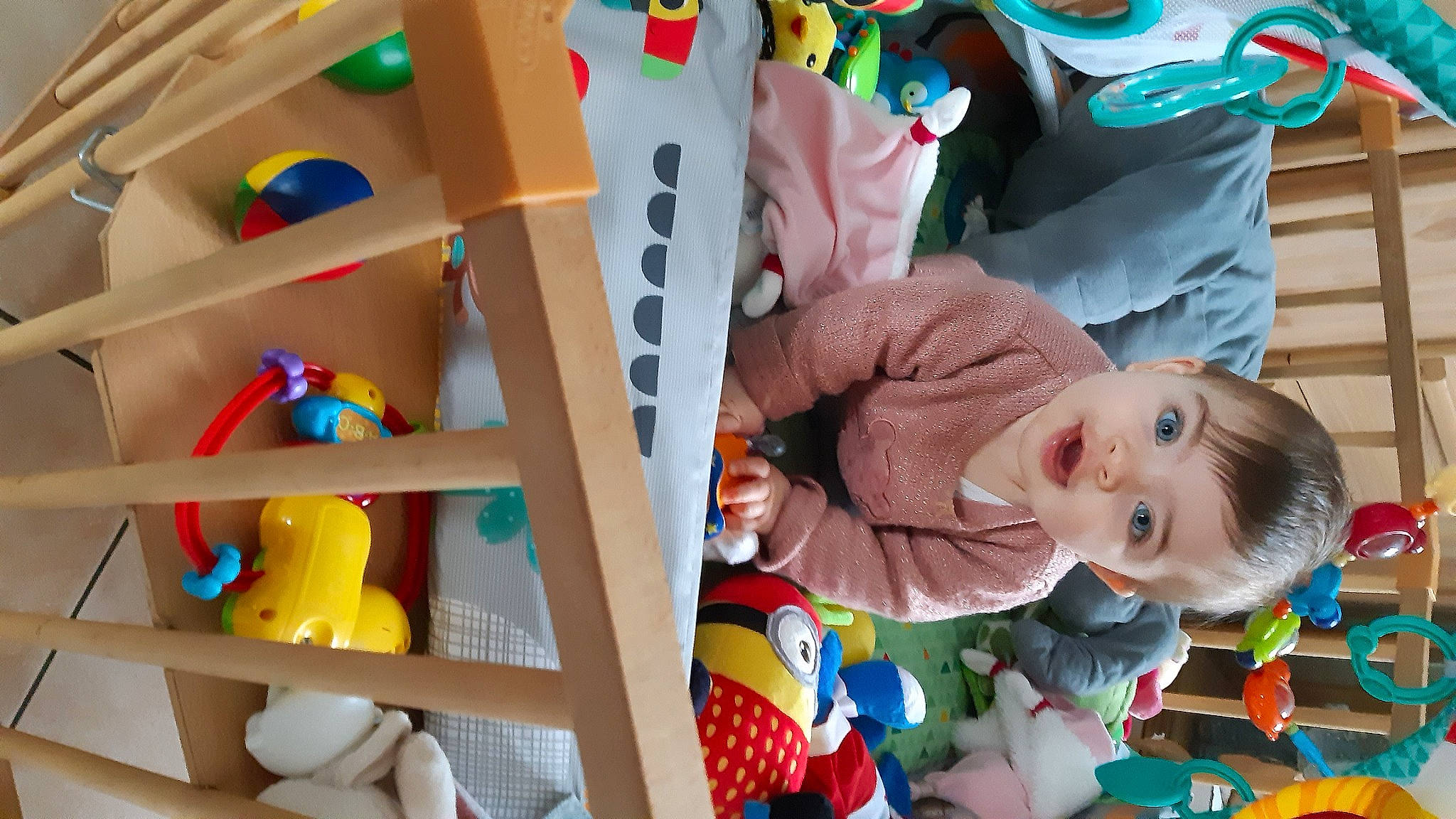 Faustine a rejoint le concours — aidez-le/la à gagner de superbes lots ! baby, baby_playing_with_toys, baby_products, baby_toddler_clothing, child, fun, infant_bed, mammal, nursery, person, photograph, play, product, smile, snapshot, stuffed_toy, textile, toddler, toy, wood