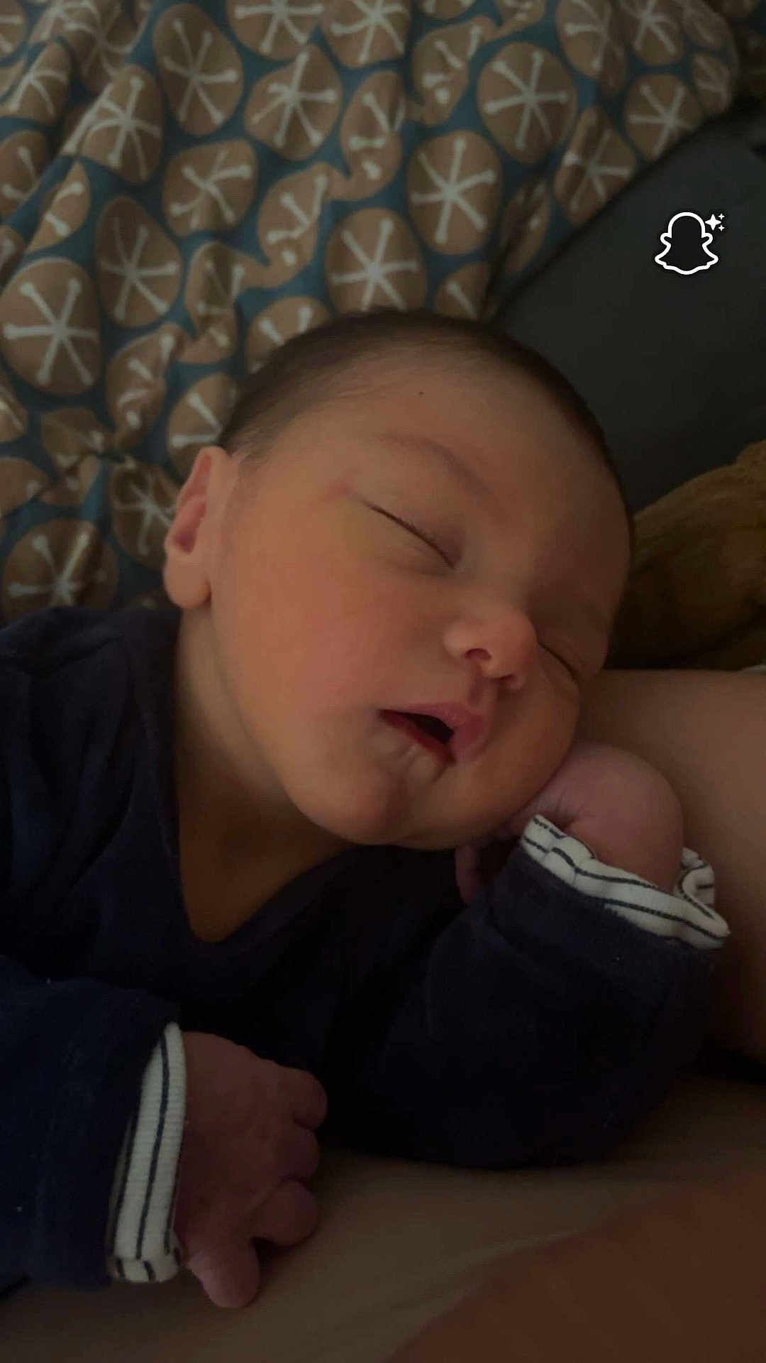 Alvaro participe au concours pour gagner de l'argent avec cette photo : baby, sleeping, infant, hand, face, cozy, blanket, pattern, clothing, closeup, peaceful, rest, cute, newborn, portrait, soft_light, indoors, child, relaxing, young