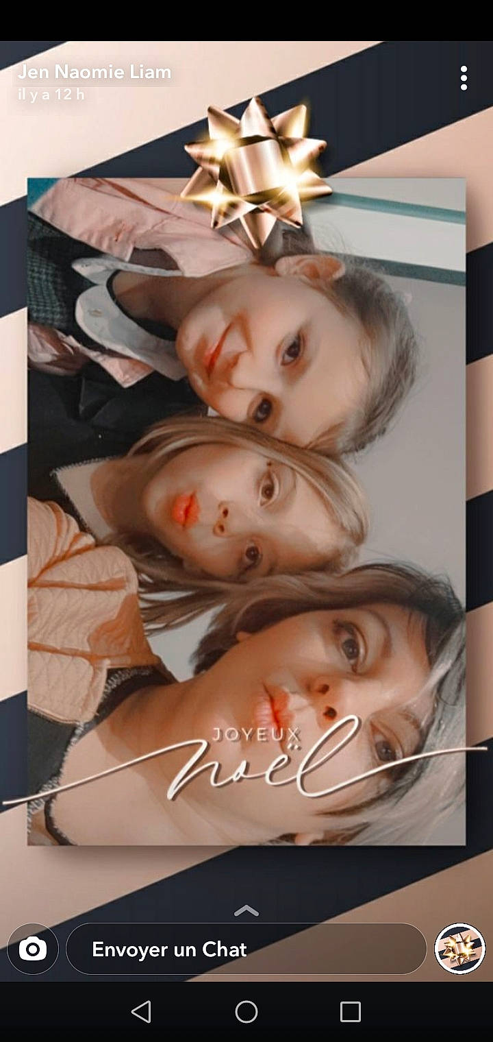 Ylana a rejoint le concours — aidez-le/la à gagner de superbes lots ! advertising, art, cheek, child, eye, eyebrow, eyelash, flash_photography, fun, happy, joy, mouth, pattern, person, photo_caption, photographic_paper, photomontage, picture_frame, room, selfie