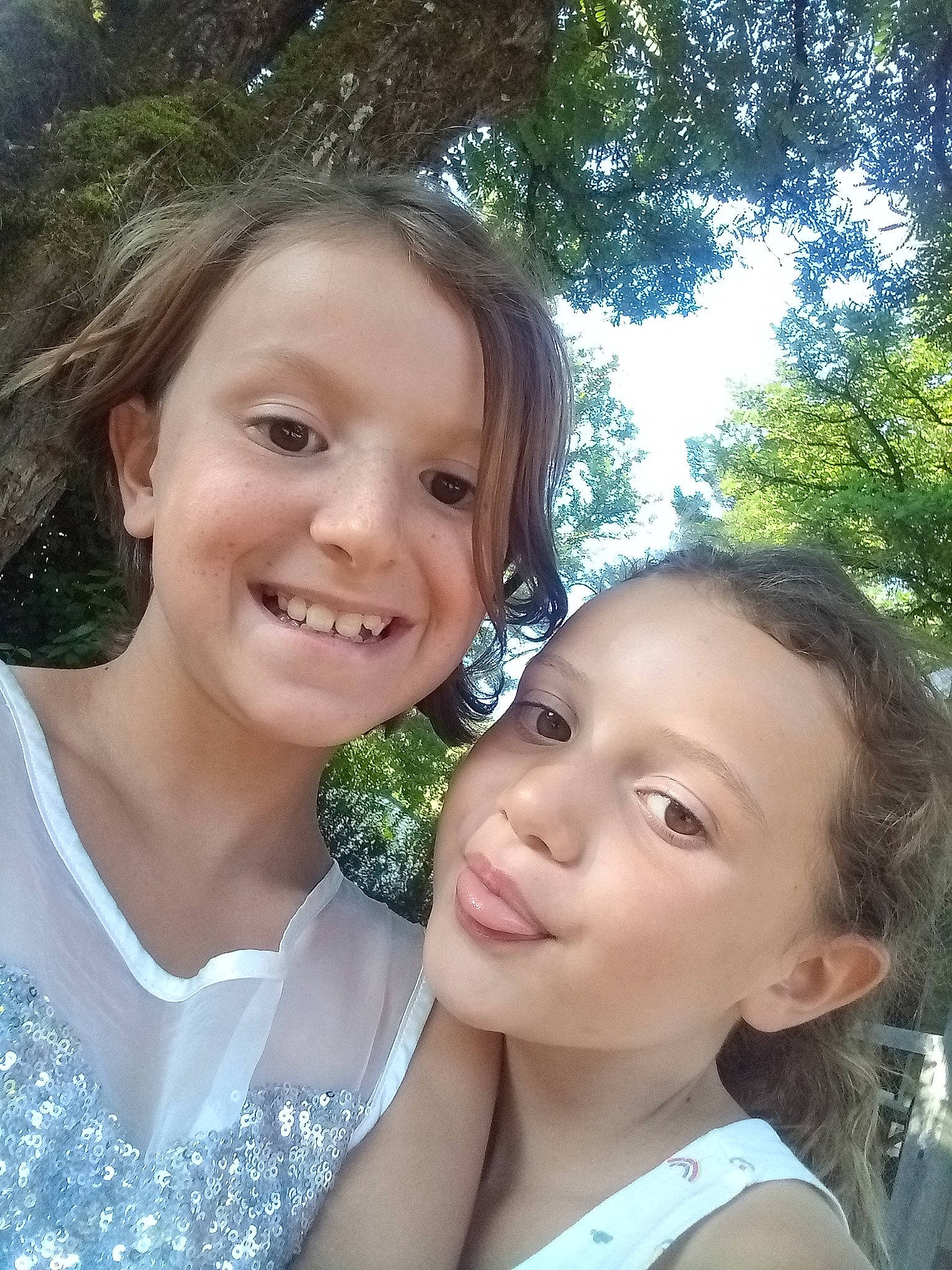 Ylana participe au concours pour gagner de l'argent avec cette photo : chin, clothing, eye, face, facial_expression, fun, gesture, grass, hairstyle, happy, iris, joy, leisure, lip, neck, people_in_nature, person, plant, skin, smile