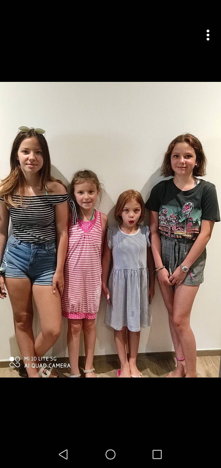 Ylana a rejoint le concours — aidez-le/la à gagner de superbes lots ! blond, day_dress, event, fashion_design, fashion_model, flash_photography, hair, happy, joy, leg, long_hair, person, photograph, shoulder, skin, sleeve, snapshot, standing, street_fashion, t_shirt