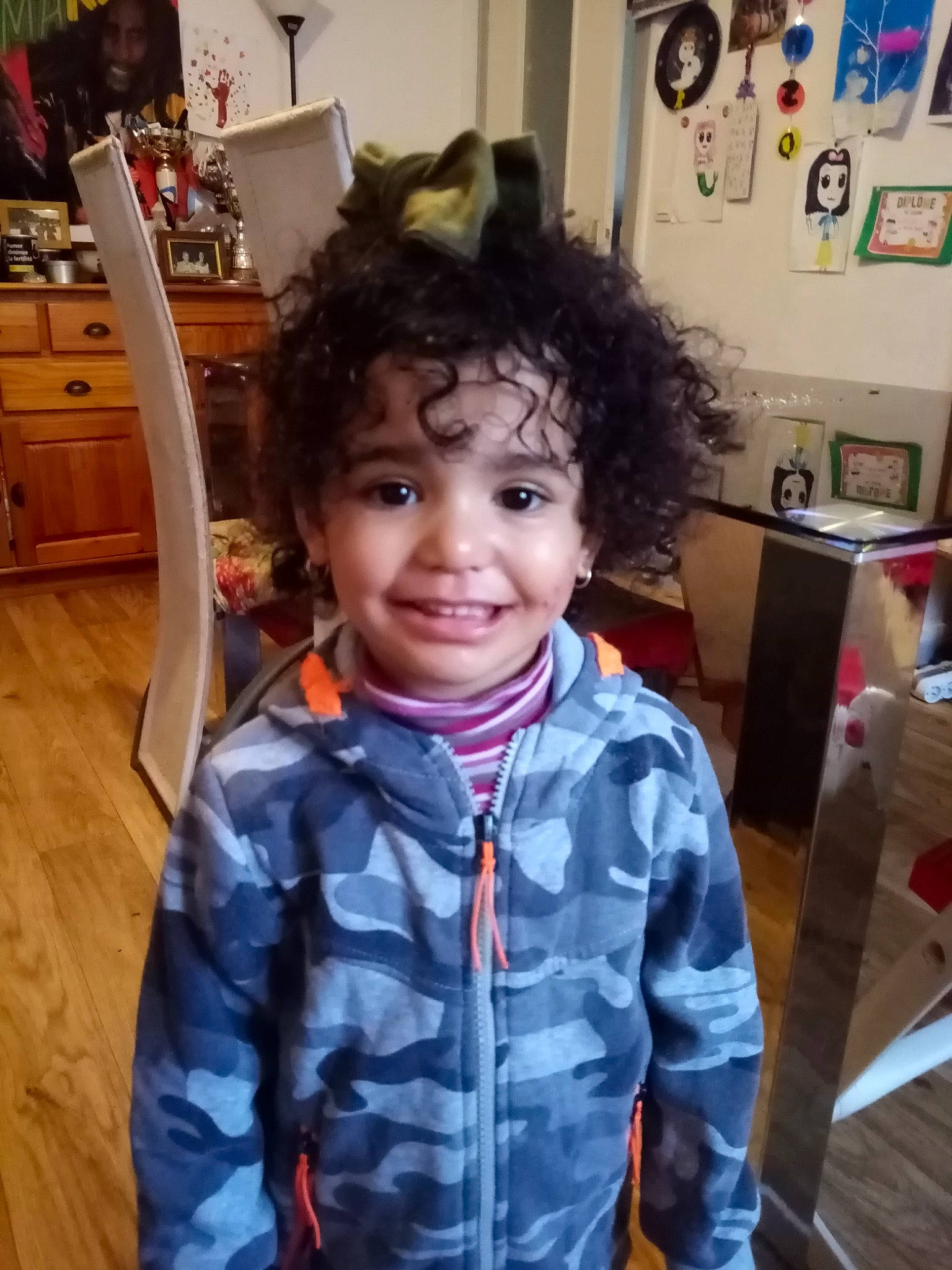 Lyloo a rejoint le concours — aidez-le/la à gagner de superbes lots ! chair, cheek, child, cool, drawer, ear, eyebrow, forehead, fun, hairstyle, happy, iris, joy, nose, person, picture_frame, shoulder, sleeve, smile, standing