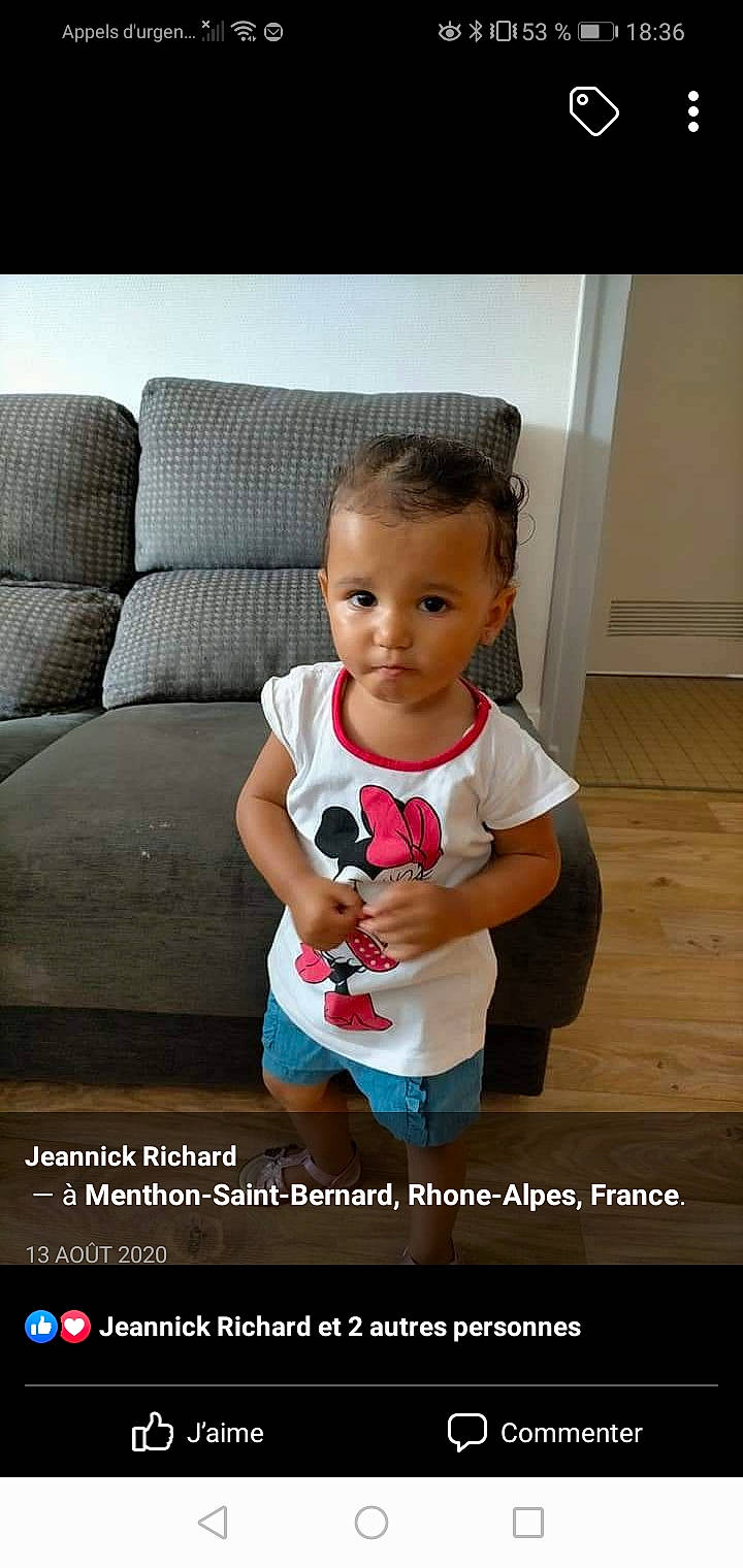 Lyloo participe au concours pour gagner de l'argent avec cette photo : baby_toddler_clothing, child, couch, elbow, flash_photography, flooring, font, fun, gesture, happy, human_leg, person, photo_caption, photograph, sitting, skin, sleeve, snapshot, t_shirt, thumb