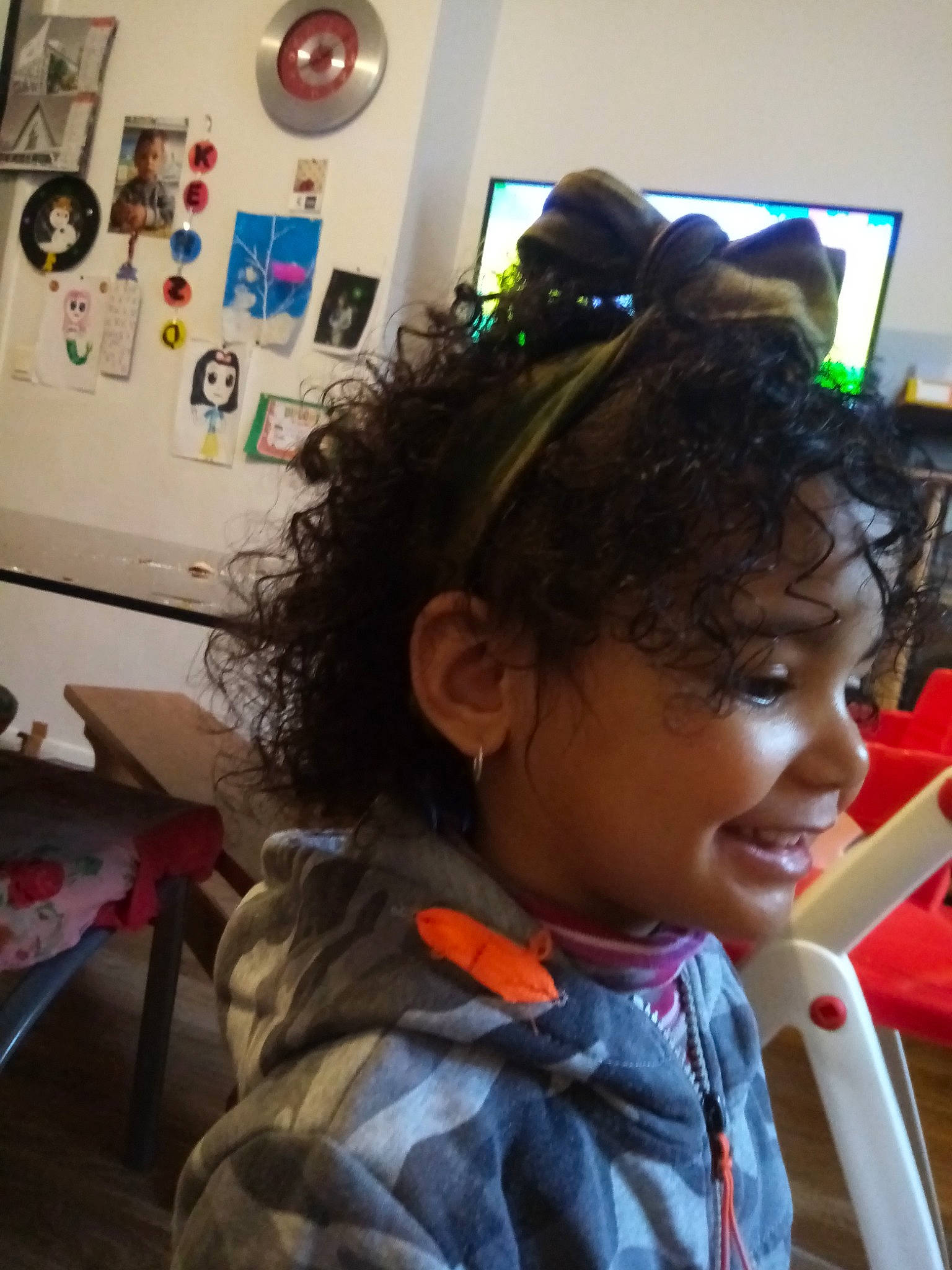 Lyloo participe au concours pour gagner de l'argent avec cette photo : black_hair, chair, child, costume, ear, event, fashion_accessory, fun, hair_accessory, hair_coloring, happy, headgear, joy, kindergarten, leisure, long_hair, person, personal_protective_equipment, picture_frame, room