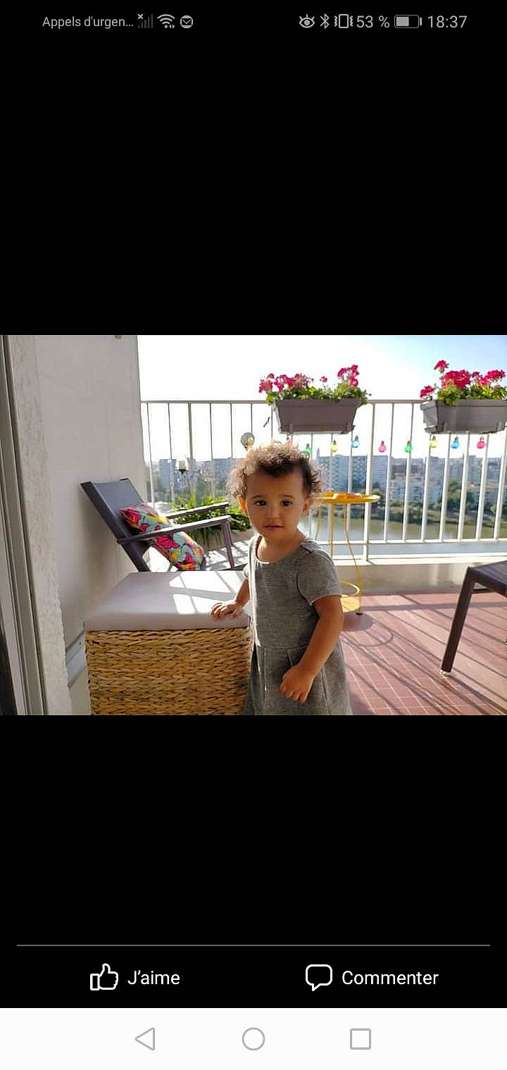 Lyloo a rejoint le concours — aidez-le/la à gagner de superbes lots ! baby, chair, child, curtain, fence, floor, flooring, flower, grass, happy, hardwood, leisure, person, plant, product, room, shorts, sitting, t_shirt, toddler