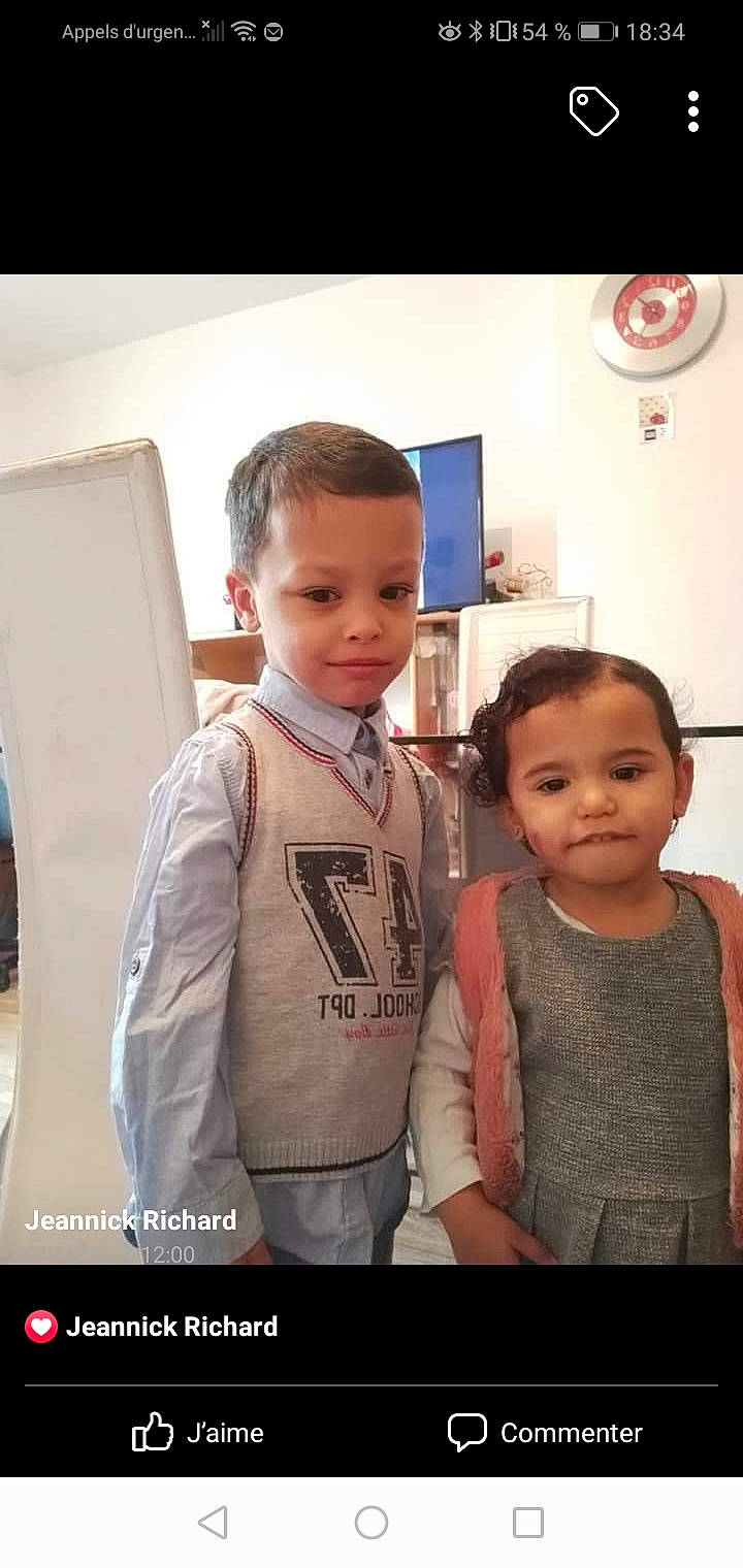 Kenzo a rejoint le concours — aidez-le/la à gagner de superbes lots ! child, event, fashion_design, formal_wear, fun, gesture, happy, home_appliance, iris, person, photo_caption, refrigerator, room, skin, sleeve, standing, t_shirt, toddler, vacation