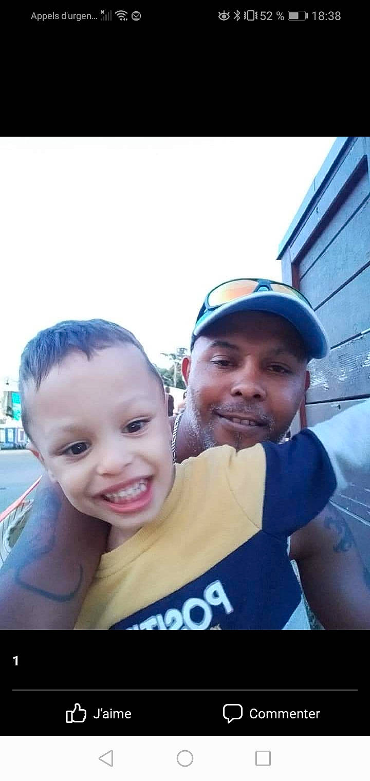 Kenzo a rejoint le concours — aidez-le/la à gagner de superbes lots ! baseball_cap, cap, chin, cool, eyebrow, flash_photography, forehead, fun, gesture, hair, happy, headwear, joy, leisure, mouth, muscle, person, selfie, shoulder, sky