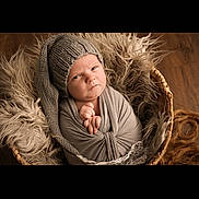 Clyde a rejoint le concours — aidez-le/la à gagner de superbes lots ! baby, basket, child, cozy, cute, expression, fur, headwear, indoor, infant, knit_hat, looking, newborn, person, portrait, seated, soft_texture, swaddle, wooden_floor, wrapped
