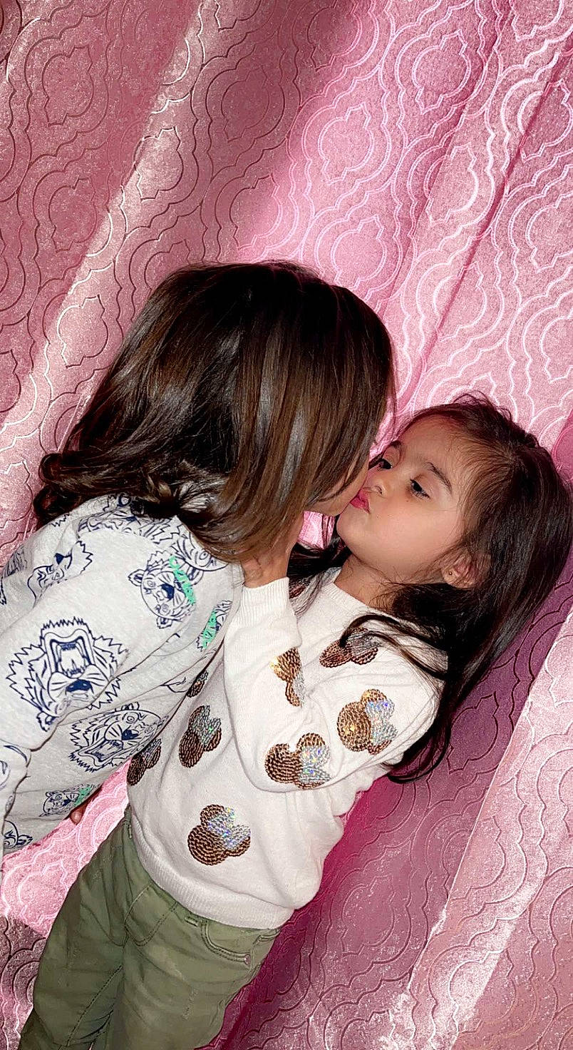 Catalina participe au concours pour gagner de l'argent avec cette photo : bangs, beauty, black_hair, child, comfort, cool, eyelash, fashion, gesture, hairstyle, happy, lip, long_hair, mouth, neck, nose, person, pink, purple, skin