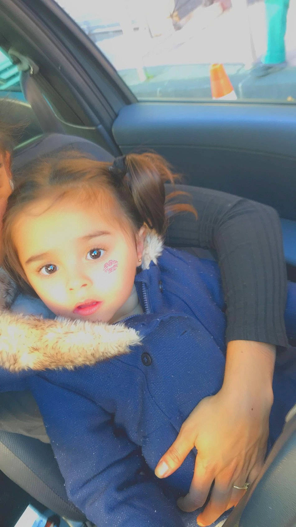 Catalina participe au concours pour gagner de l'argent avec cette photo : auto_part, automotive_exterior, baby_toddler_clothing, car, car_seat, cheek, child, comfort, electric_blue, family_car, fun, happy, motor_vehicle, nose, person, sitting, toddler, tree, vehicle_door, window